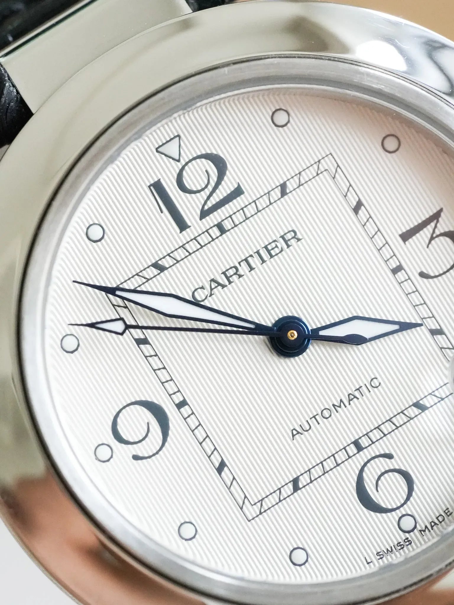 Cartier - Pasha 2324 Date Blanc Tapissé Cuir - 2000s - Atelier Victor - Vintage  Shop