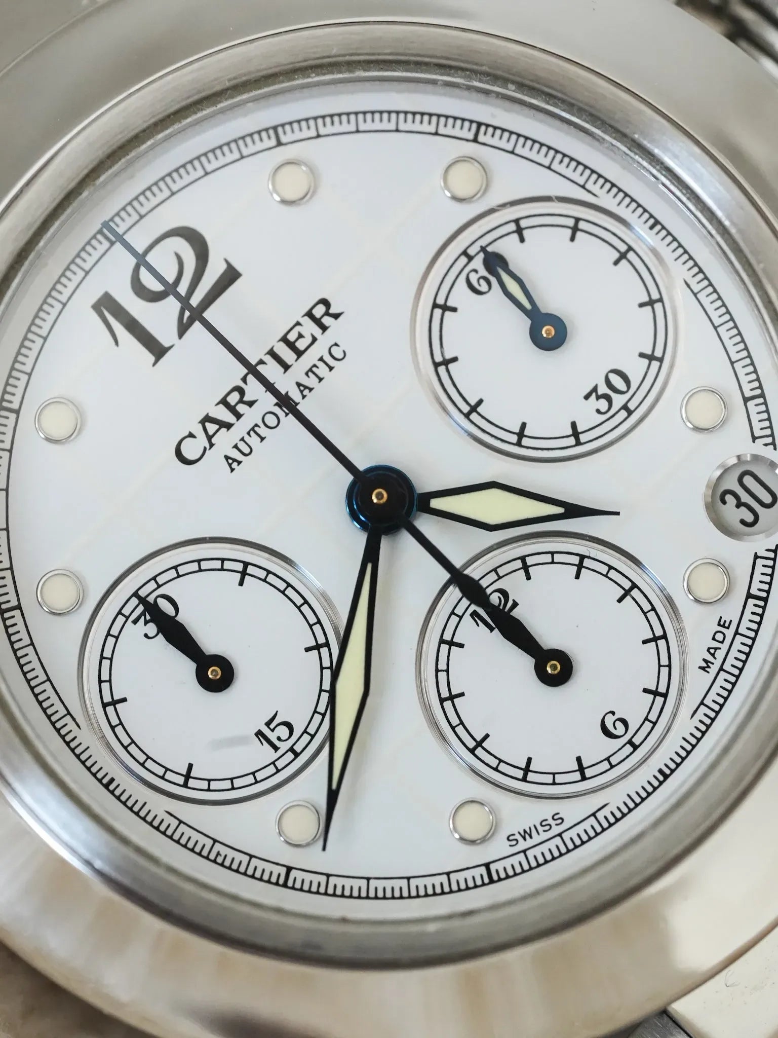 Cartier - Pasha 2412 Chronographe Blanc Quadrillé - 2000s - Atelier Victor - Vintage  Shop