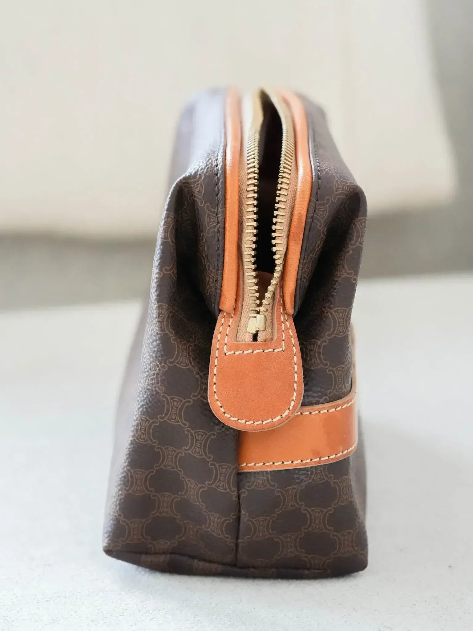 CELINE レザーポーチ ダークブラウン CELINE（セリーヌ） 【未使用保管品】CELINE ポーチ コスメティック