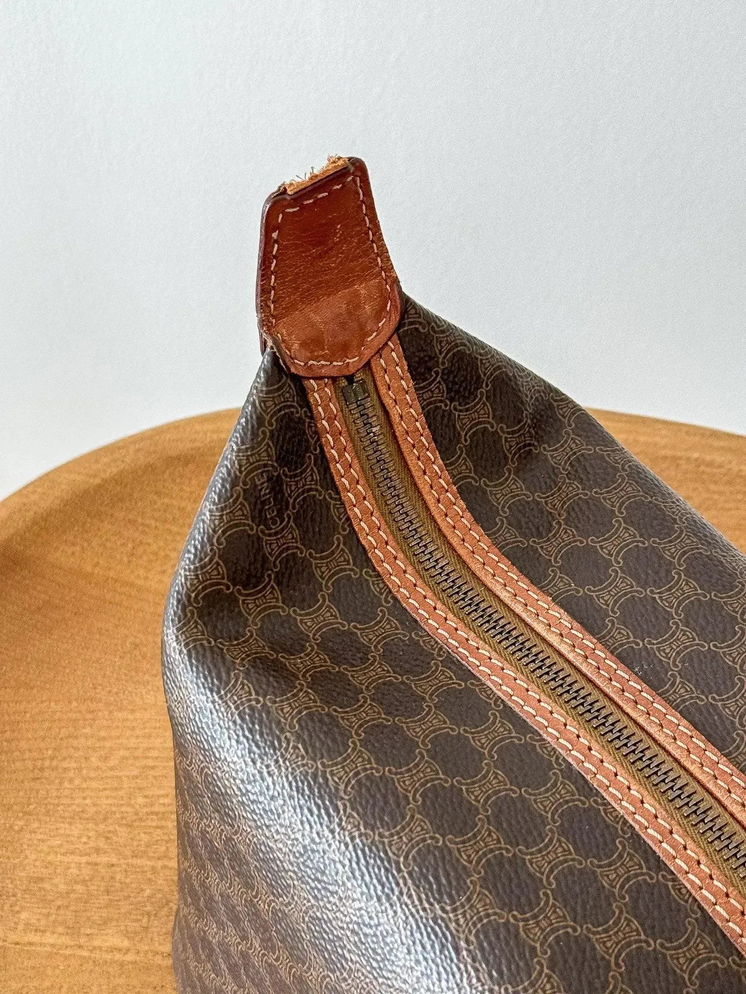 Celine - Pochette vintage Taille XL en toile triomphe et cuir - Atelier Victor