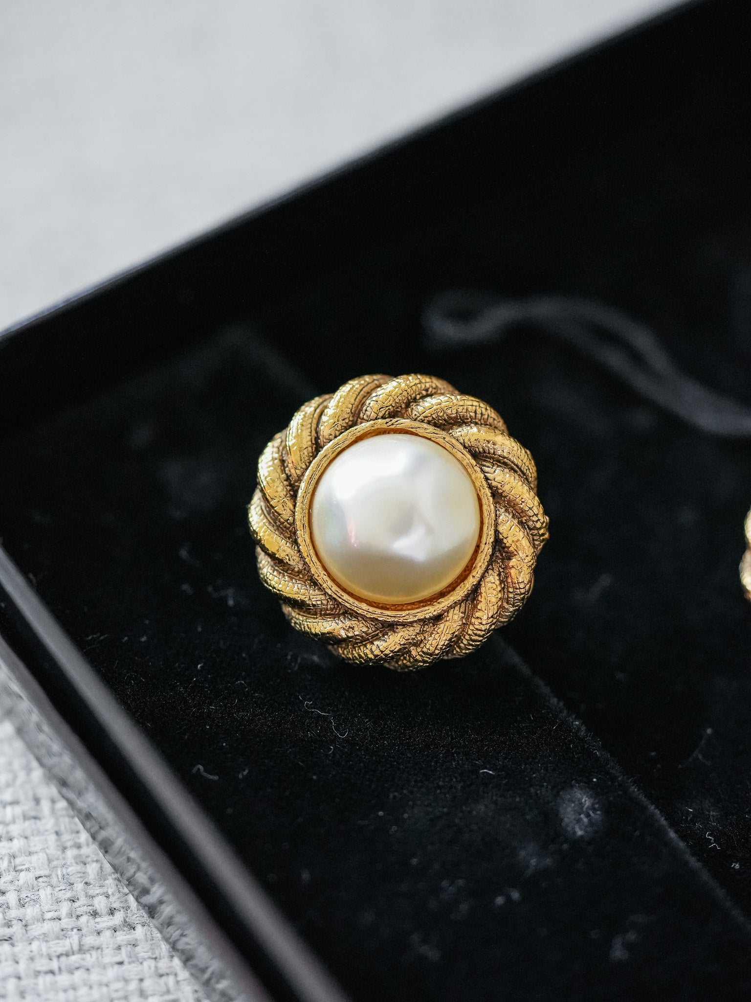 Chanel - Boucles d'oreilles perle 1980 - Atelier Victor Paris - Vintage Watch Shop Dubai