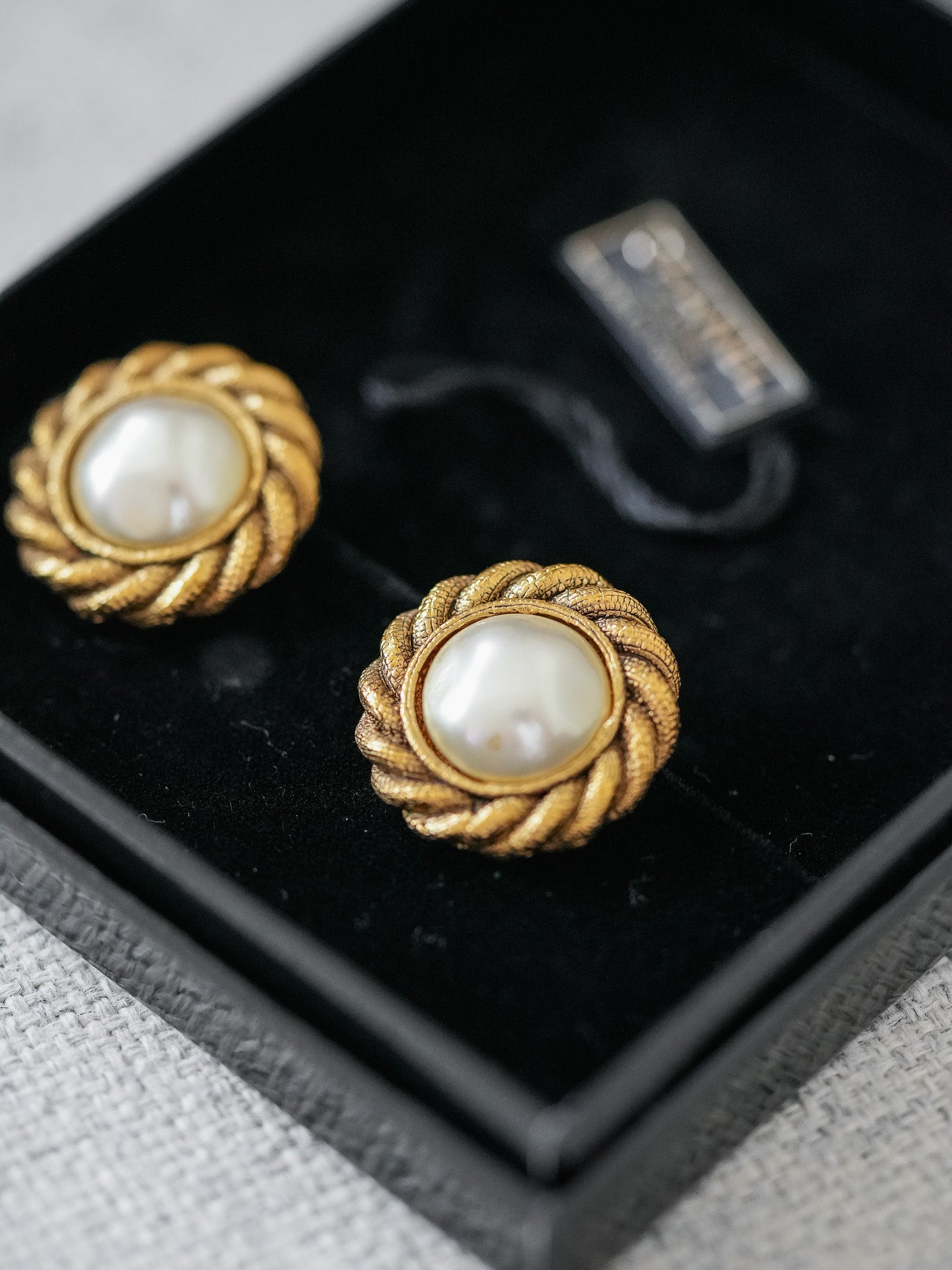 Chanel - Boucles d'oreilles perle 1980 - Atelier Victor Paris - Vintage Watch Shop Dubai