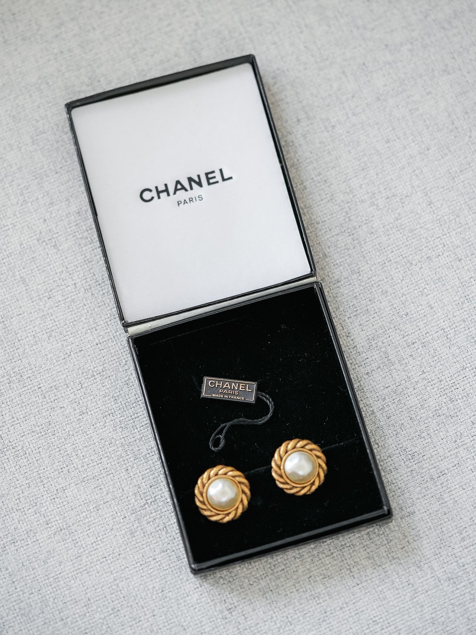 Chanel - Boucles d'oreilles perle 1980 - Atelier Victor Paris - Vintage Watch Shop Dubai