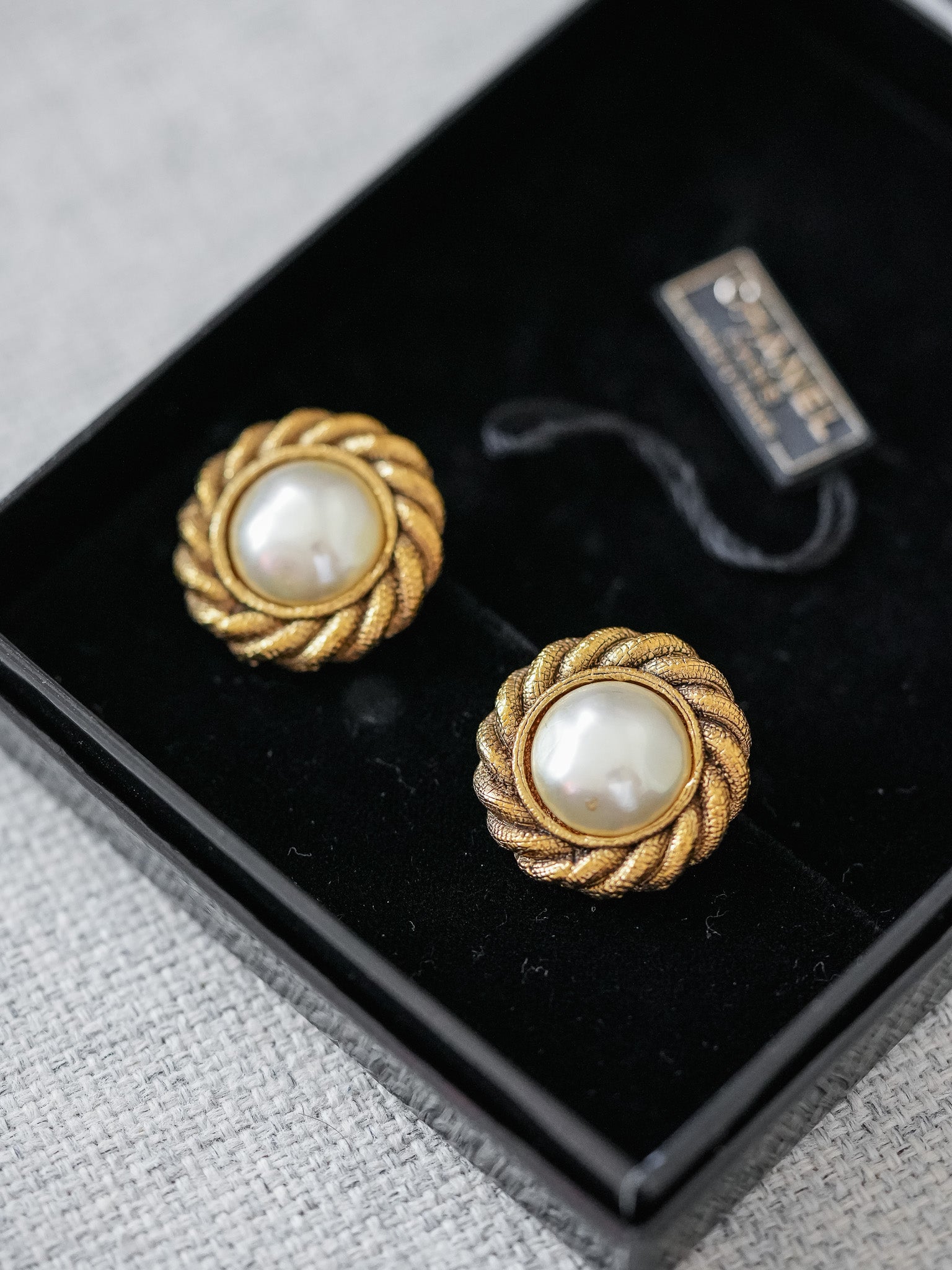 Chanel - Boucles d'oreilles perle 1980 - Atelier Victor Paris - Vintage Watch Shop Dubai