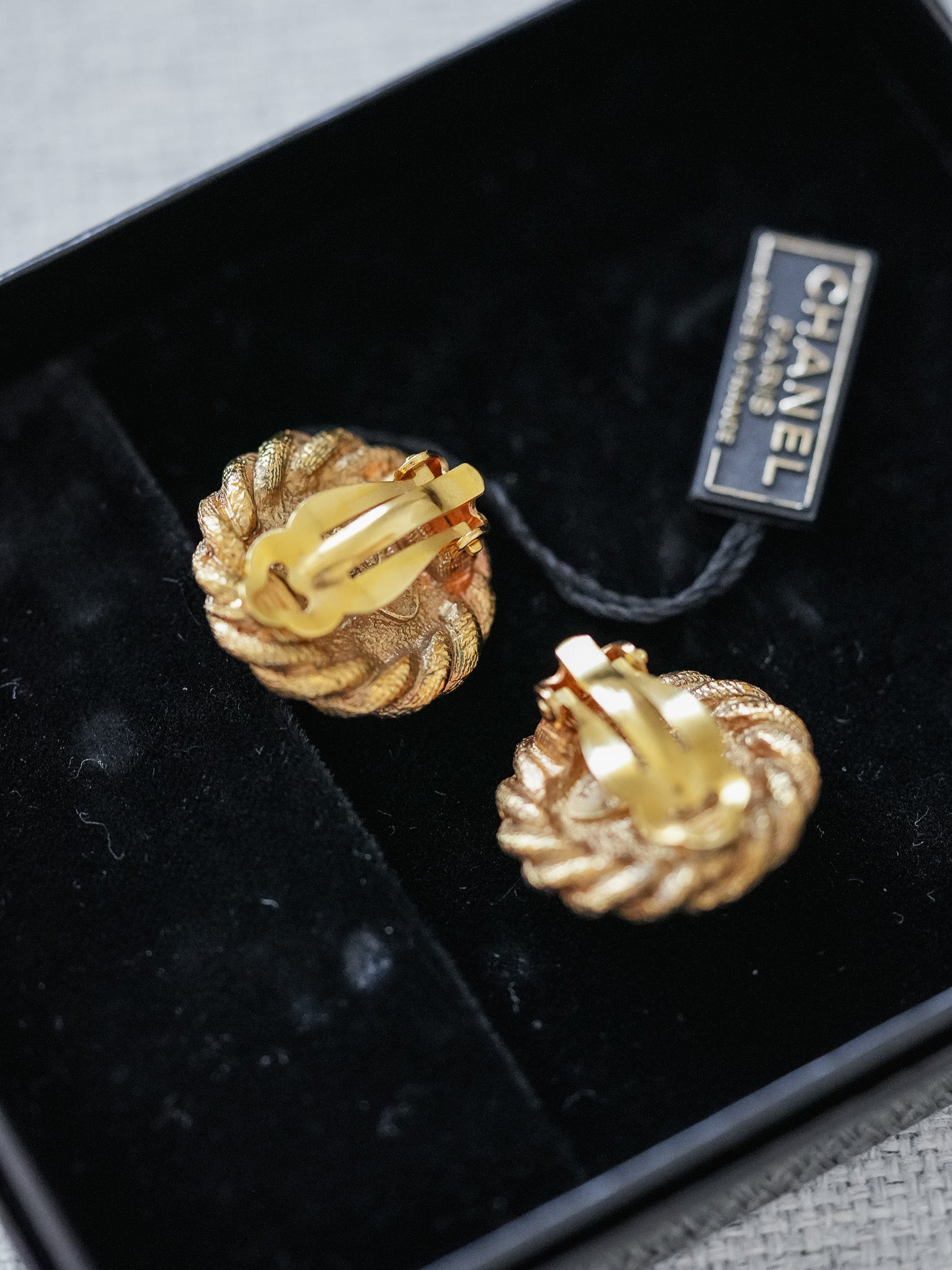 Chanel - Boucles d'oreilles perle 1980 - Atelier Victor Paris - Vintage Watch Shop Dubai