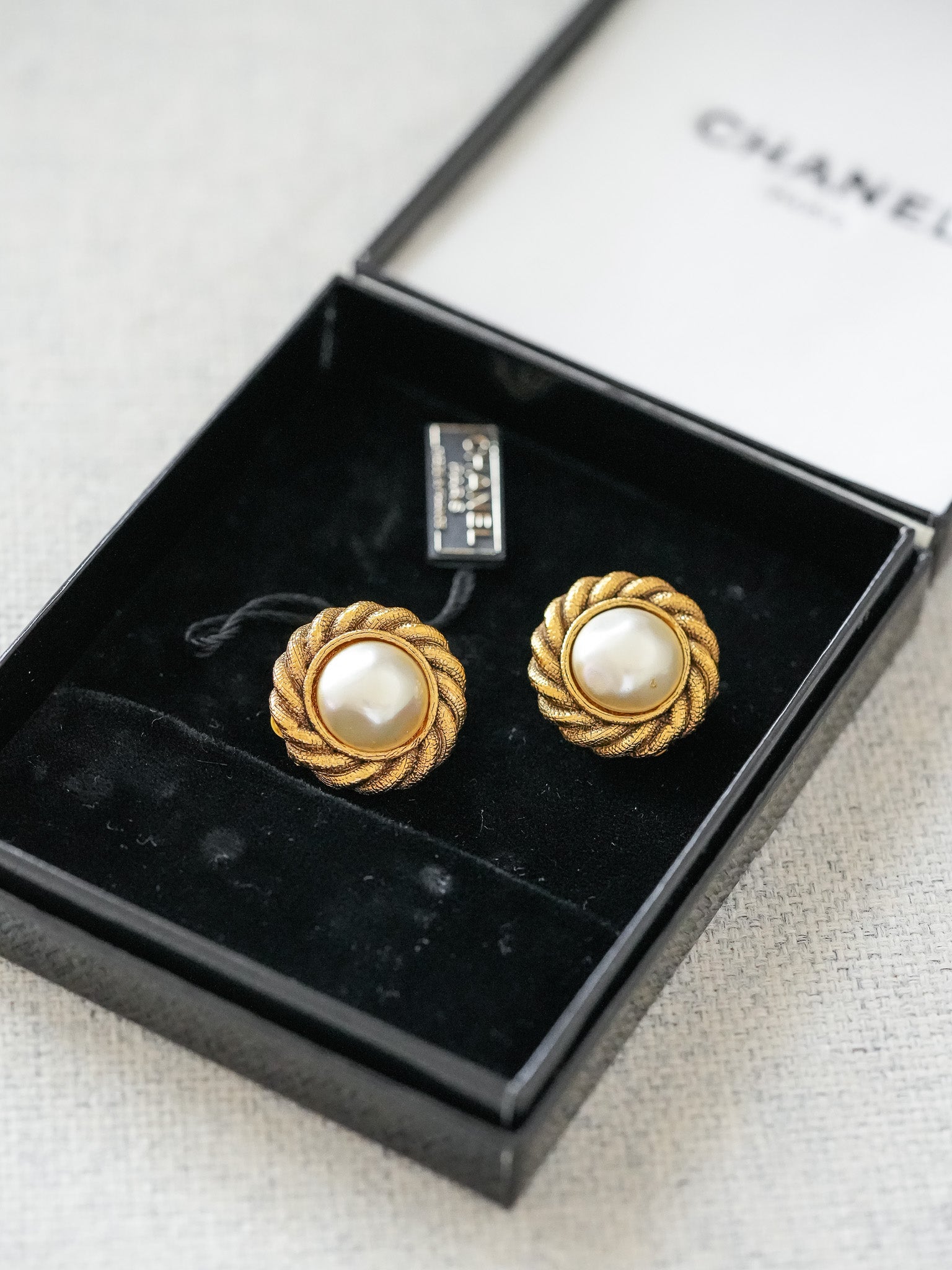 Chanel - Boucles d'oreilles perle 1980 - Atelier Victor Paris - Vintage Watch Shop Dubai