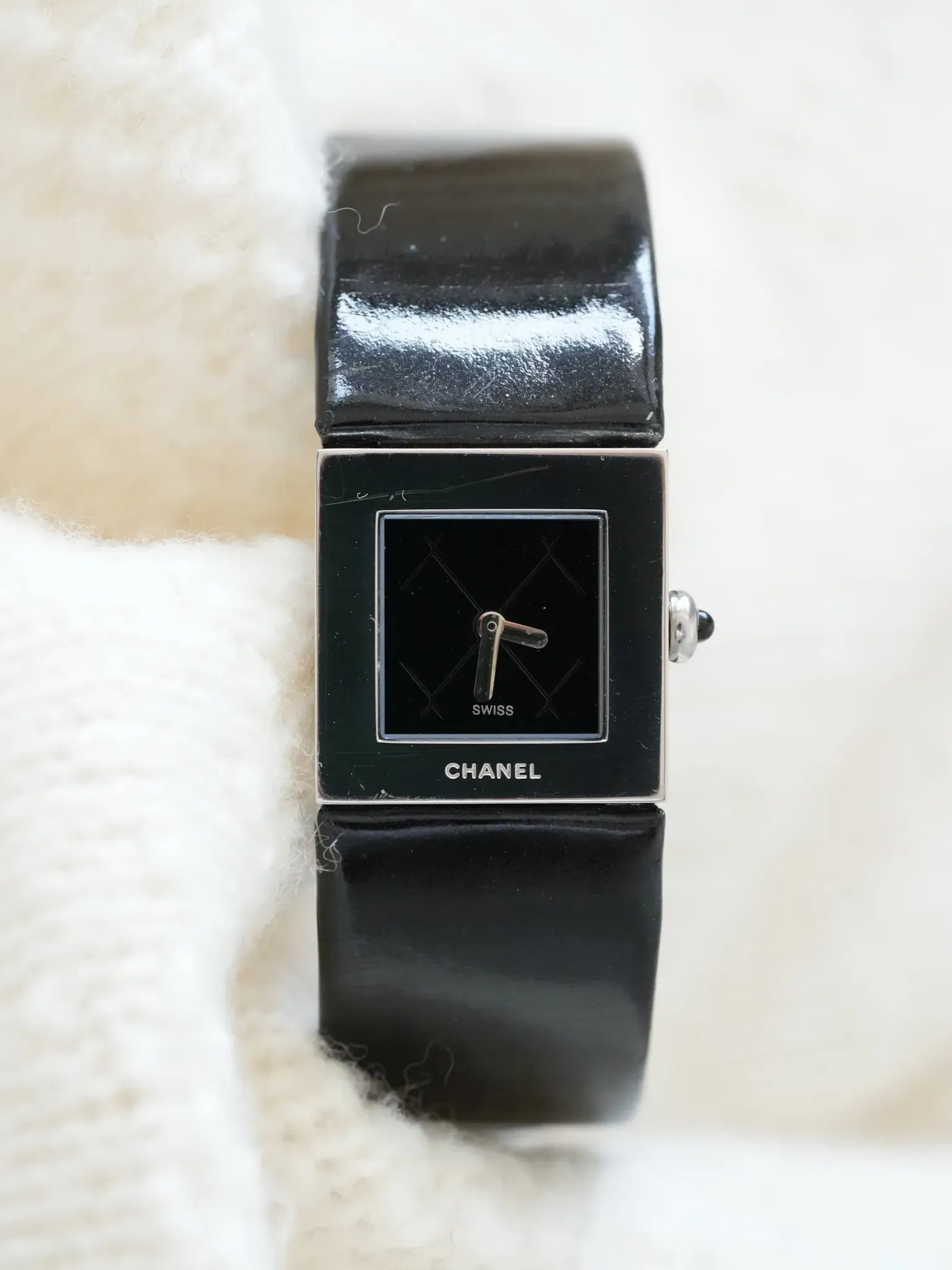 Chanel - Dress Watch Cadran Matelassé Noir - 1990s - Atelier Victor - Vintage  Shop