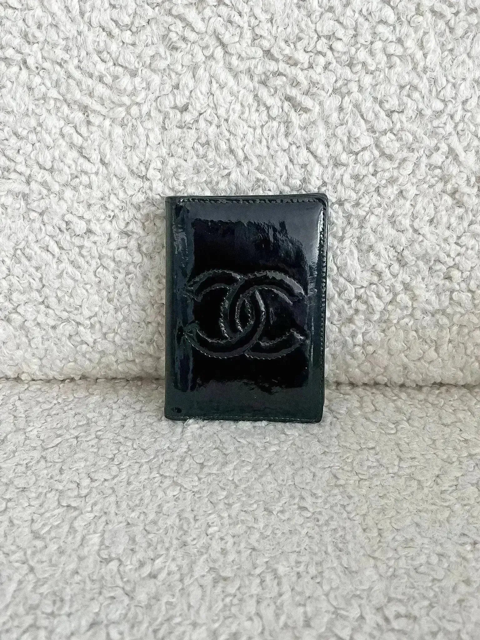 Chanel - Black patent leather cardholder