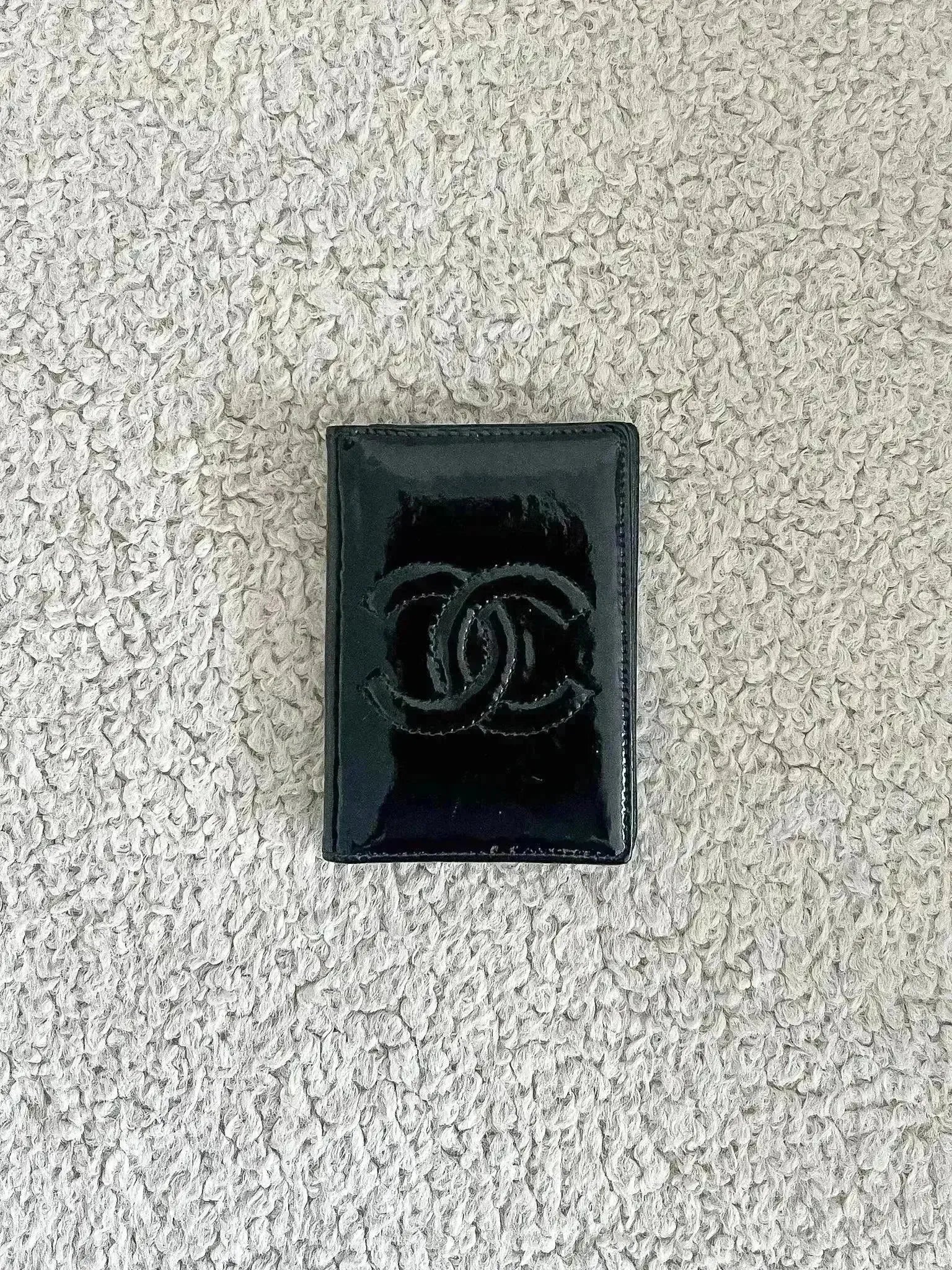 Chanel - Black patent leather cardholder