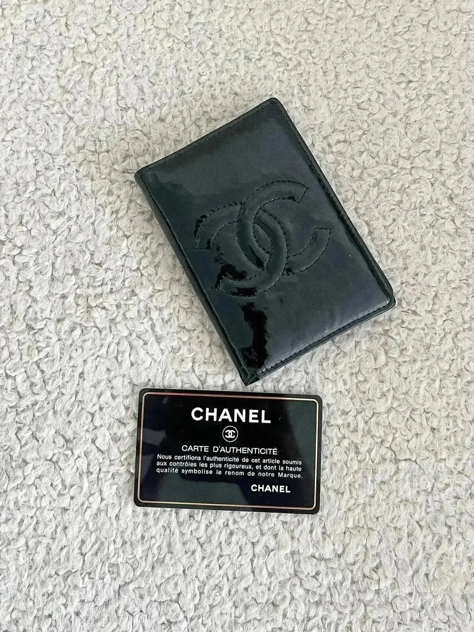 ヴィンテージCHANEL エナメル革ポーチ　黒 箱・ライセンスカード Chanel - Black patent leather cardholder
