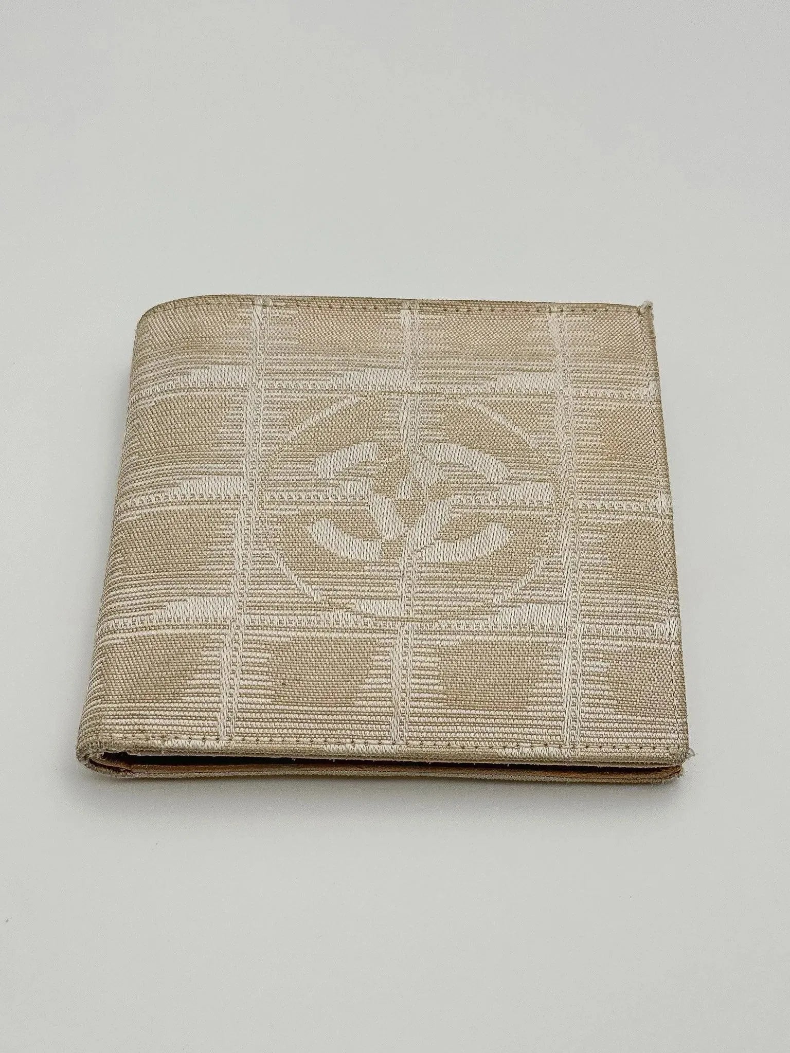 Chanel - Portefeuille en toile beige - Atelier Victor Paris - Vintage Watch Shop Dubai