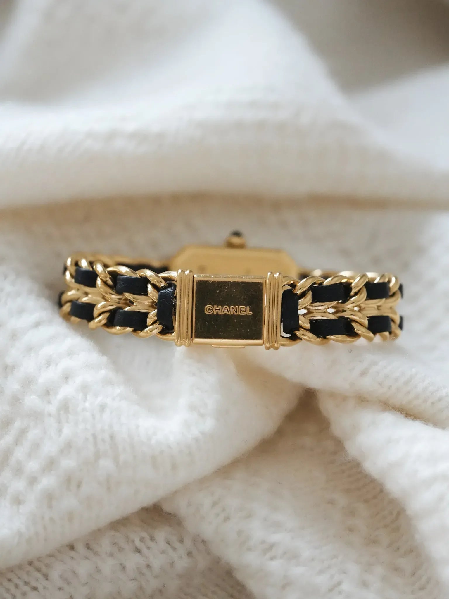 Chanel - Première Plaqué or cuir taille M - 1990s - Atelier Victor