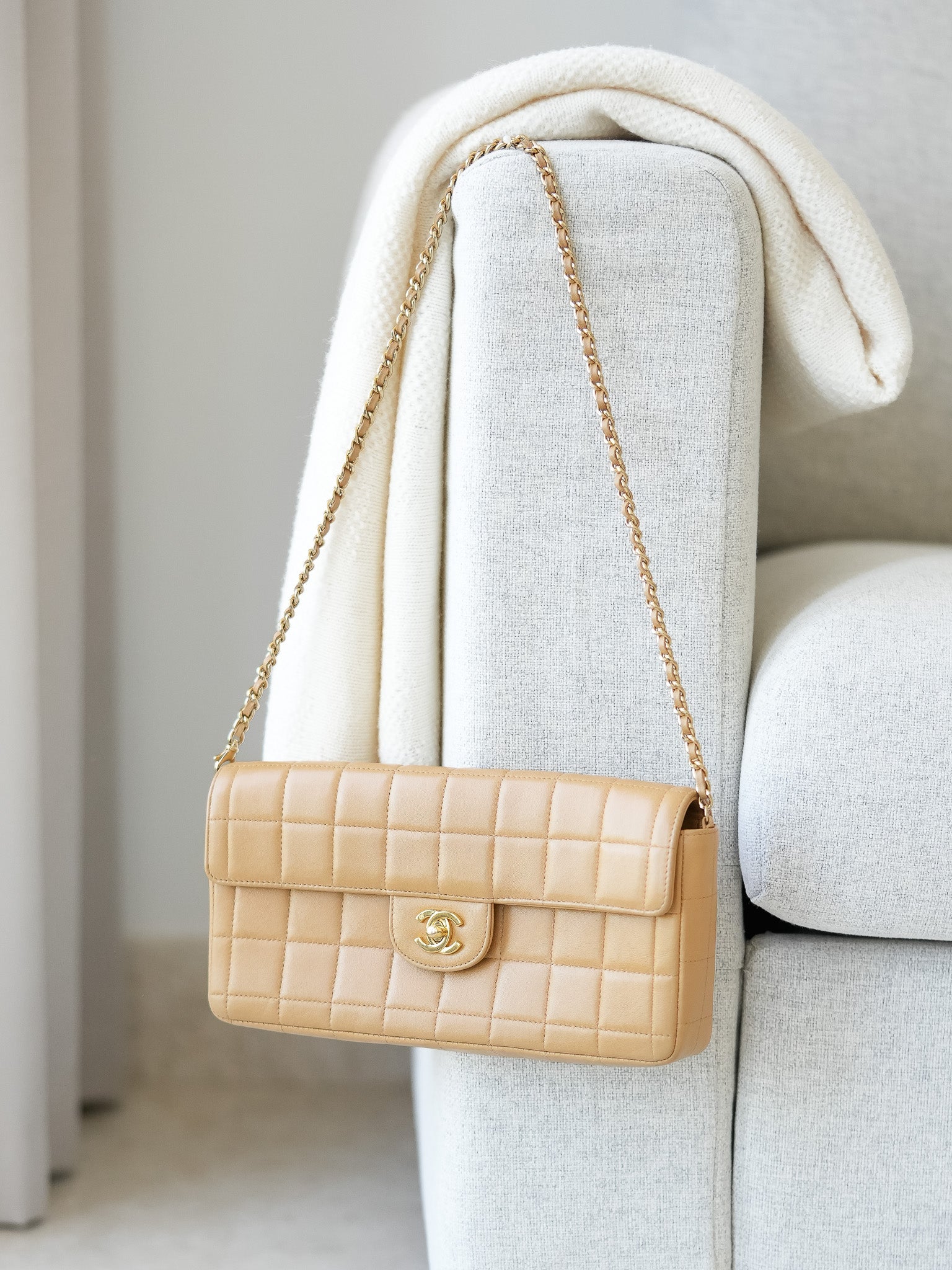 Chanel - Sac à main barre chocolat beige - Atelier Victor Paris - Vintage Watch Shop Dubai