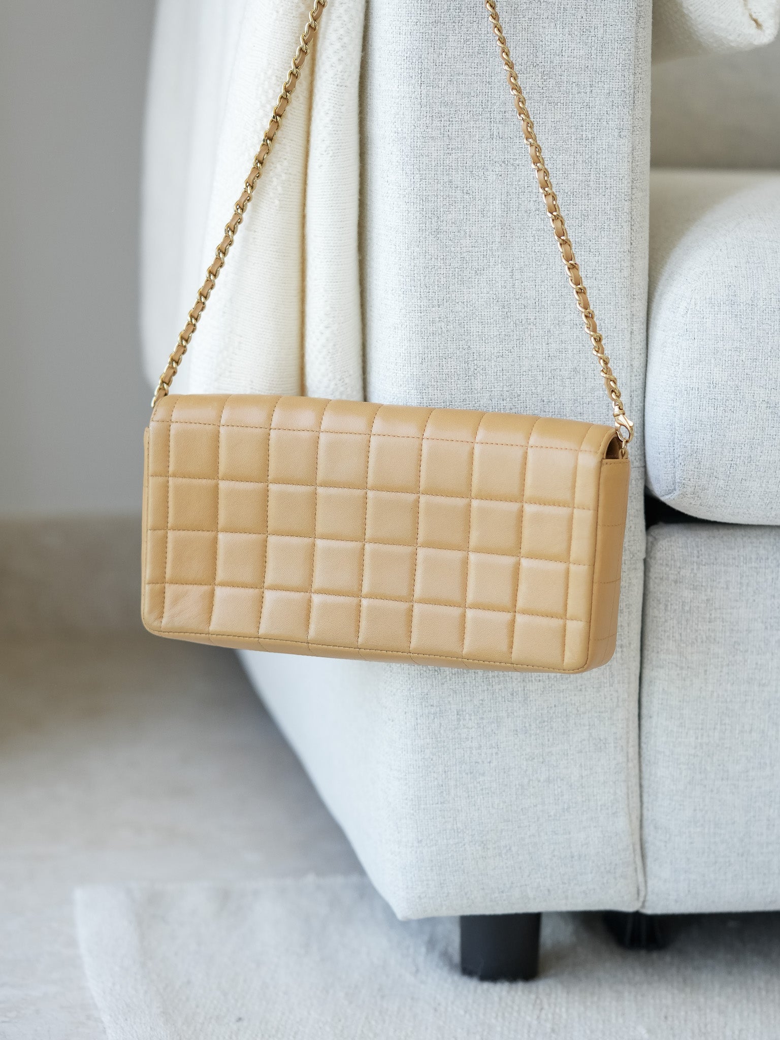 Chanel - Sac à main barre chocolat beige - Atelier Victor Paris - Vintage Watch Shop Dubai