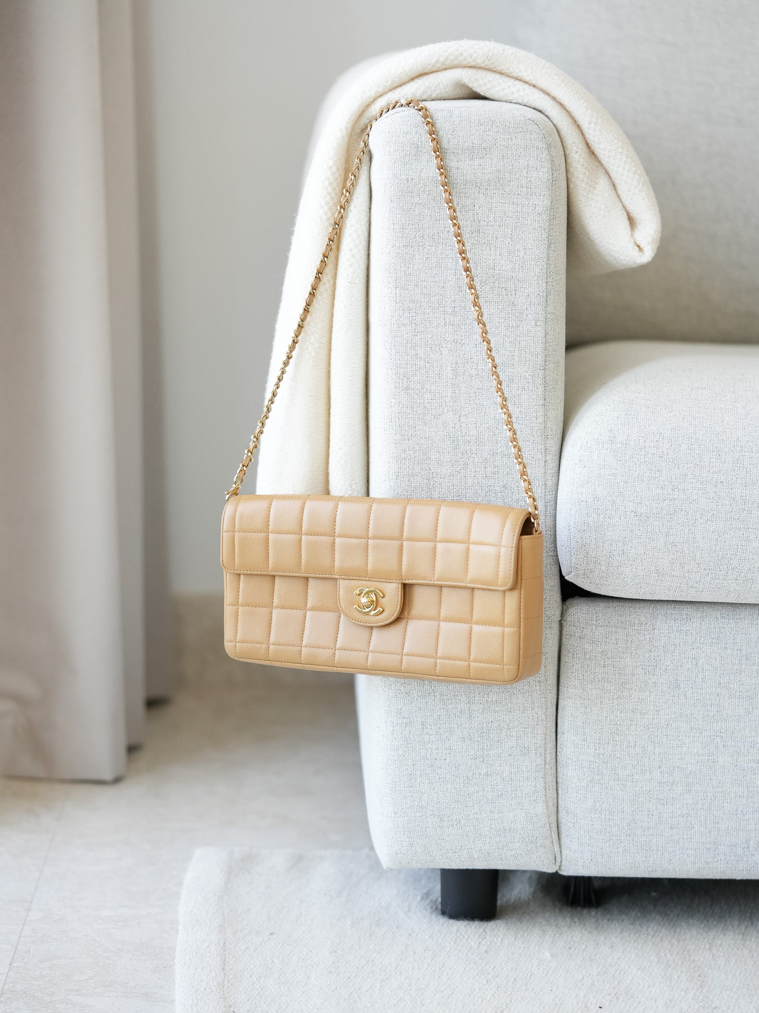 Chanel - Sac à main barre chocolat beige - Atelier Victor Paris - Vintage Watch Shop Dubai