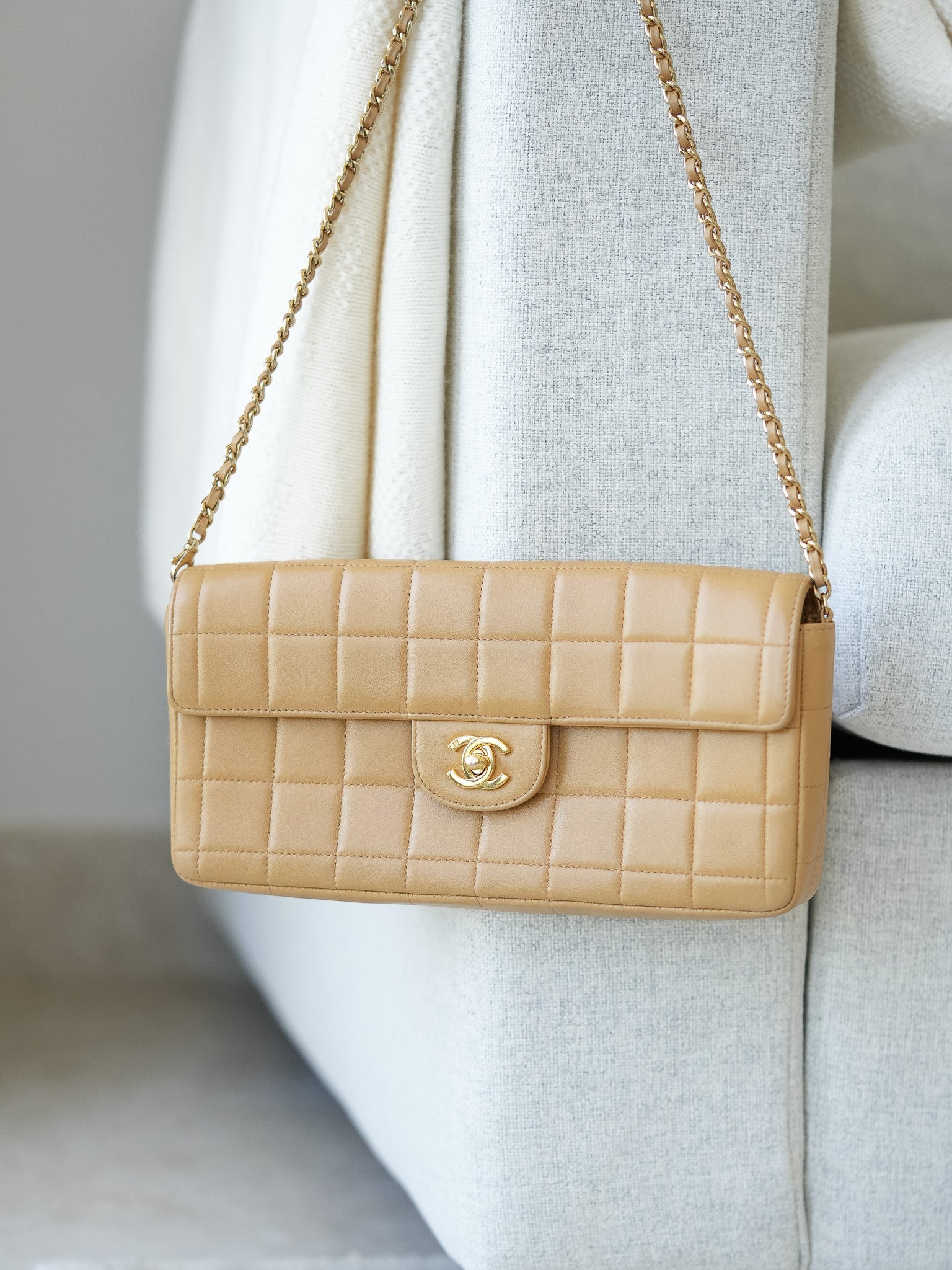 Chanel - Sac à main barre chocolat beige - Atelier Victor Paris - Vintage Watch Shop Dubai