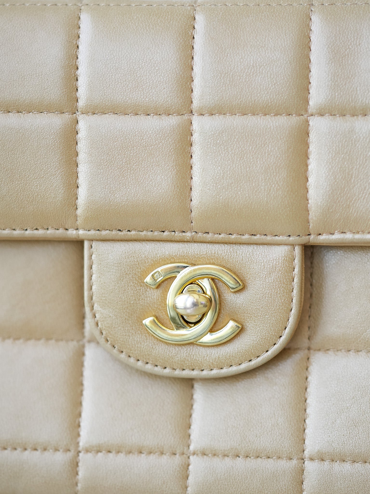 Chanel - Sac à main barre chocolat beige - Atelier Victor Paris - Vintage Watch Shop Dubai