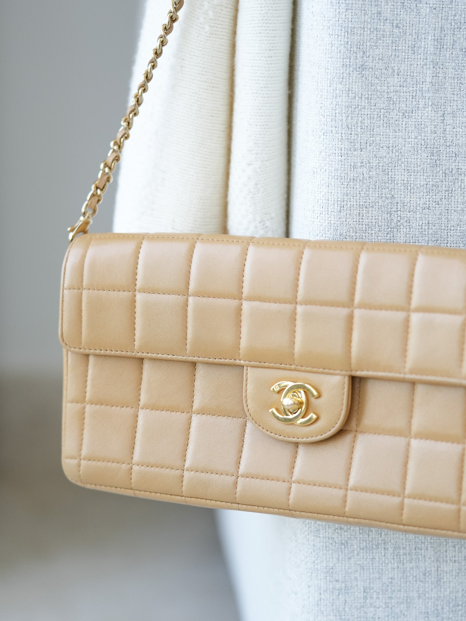 Chanel - Sac à main barre chocolat beige - Atelier Victor Paris - Vintage Watch Shop Dubai