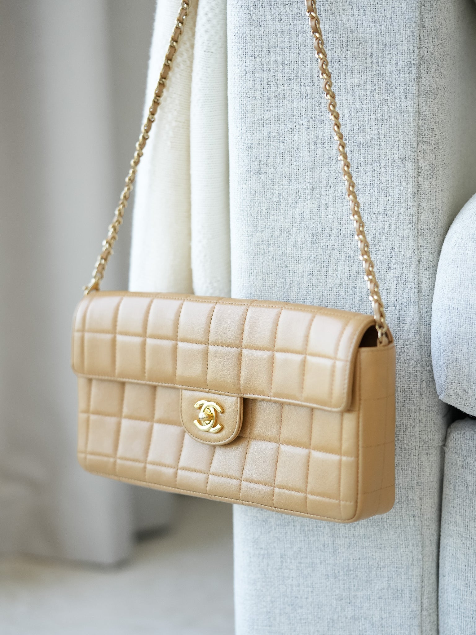 Chanel - Sac à main barre chocolat beige - Atelier Victor Paris - Vintage Watch Shop Dubai