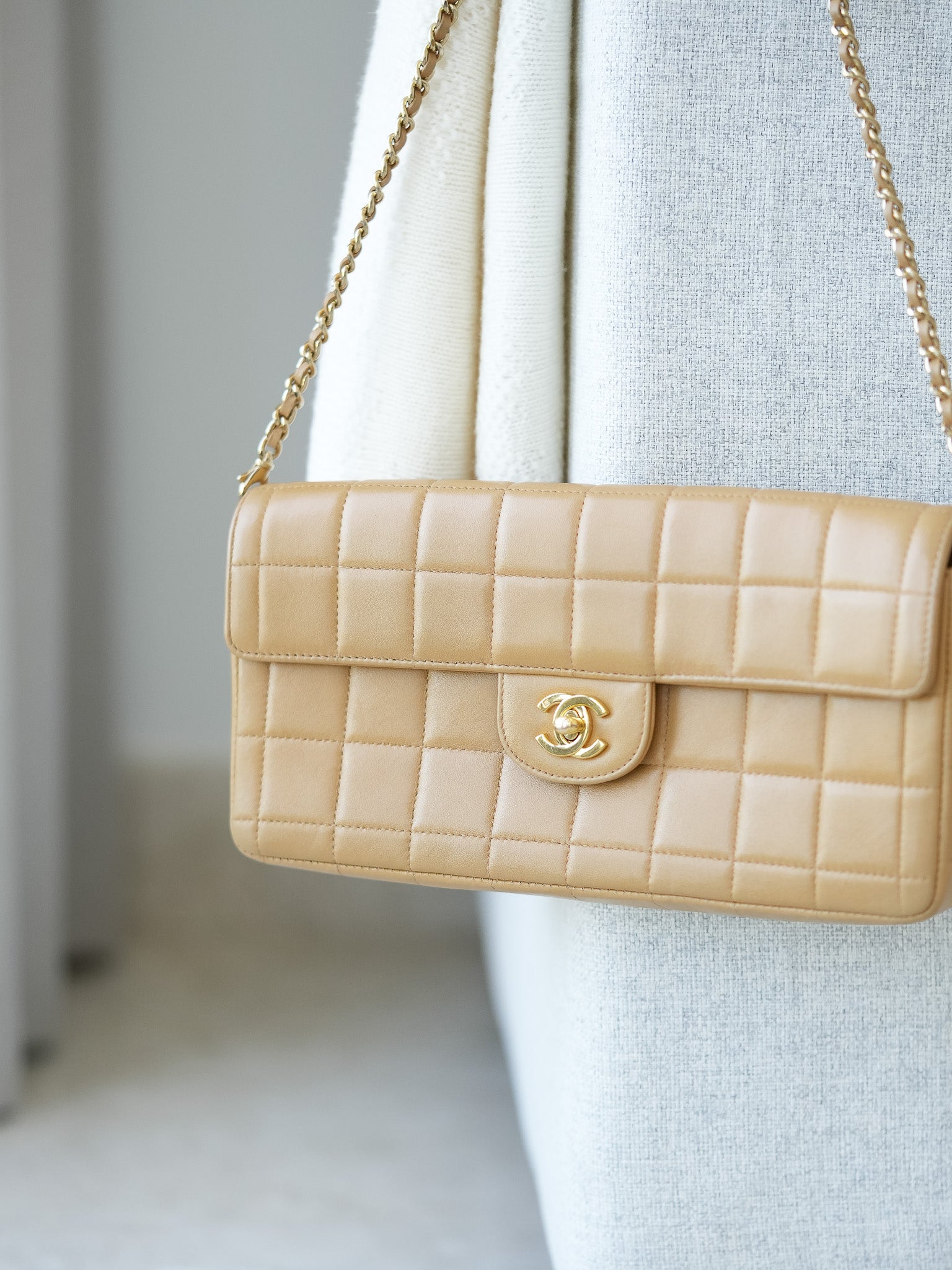 Chanel - Sac à main barre chocolat beige - Atelier Victor Paris - Vintage Watch Shop Dubai