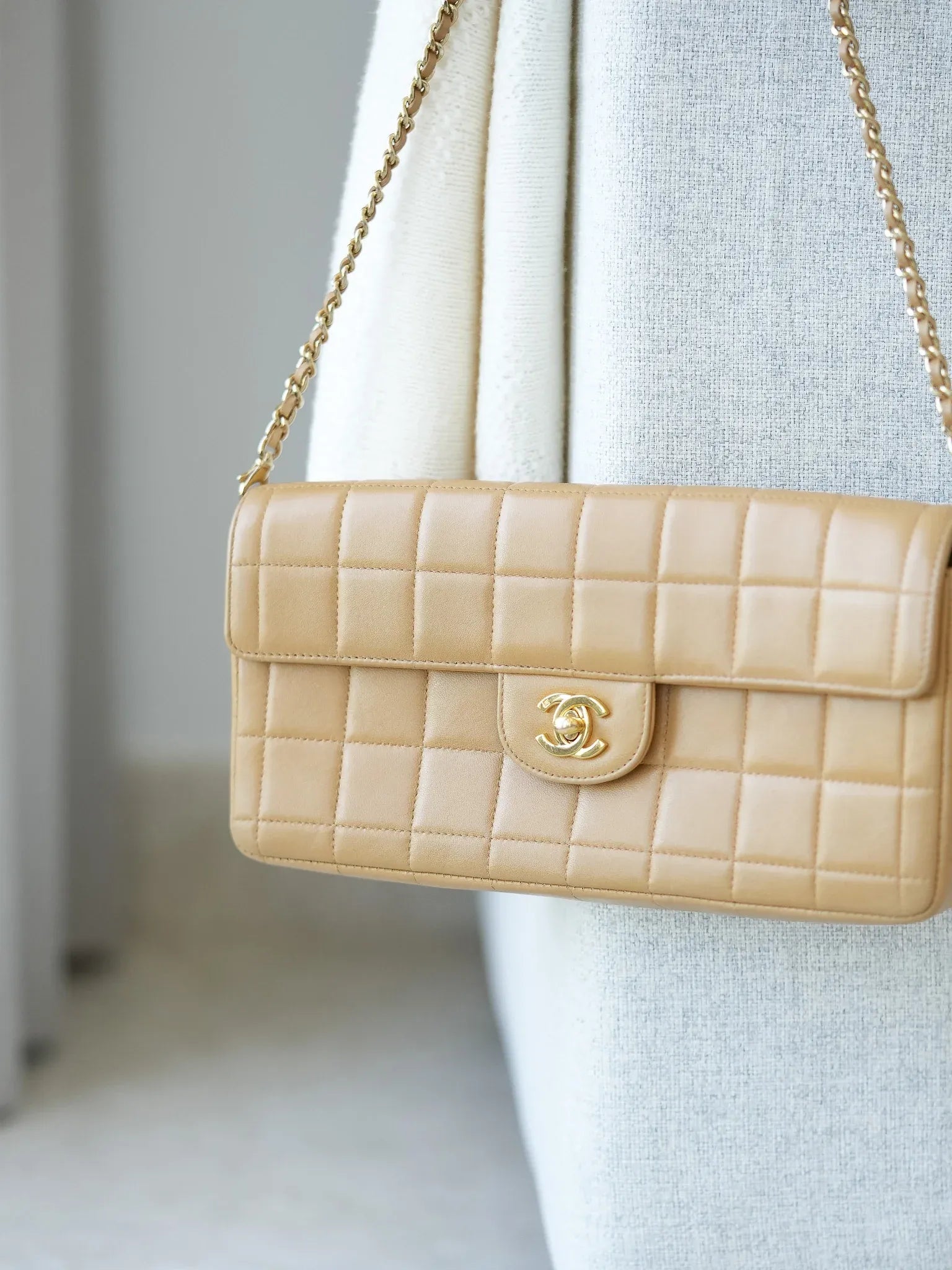 Chanel - Sac à main barre chocolat beige - Atelier Victor - Vintage  Shop