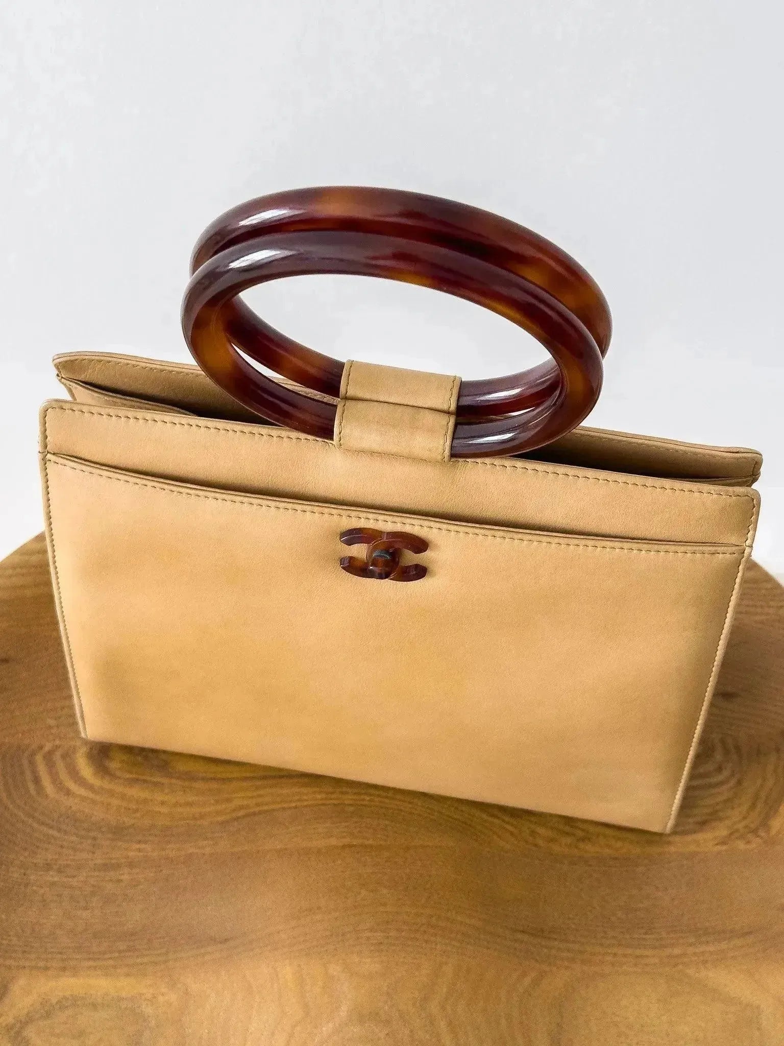 Chanel - Sac à main en cuir beige et écailles de tortue - Atelier Victor Paris - Vintage Watch Shop Dubai