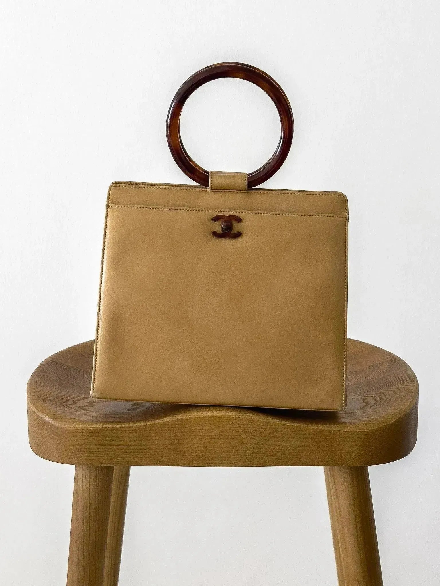 Chanel - Sac à main en cuir beige et écailles de tortue - Atelier Victor Paris - Vintage Watch Shop Dubai
