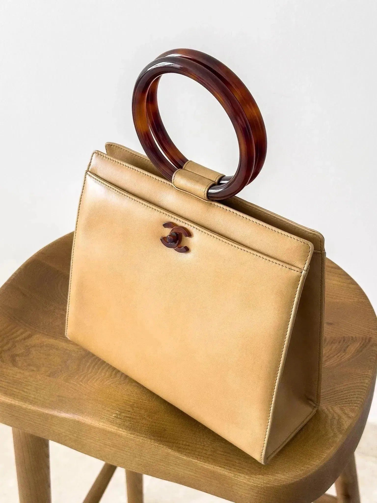 Chanel - Sac à main en cuir beige et écailles de tortue - Atelier Victor Paris - Vintage Watch Shop Dubai