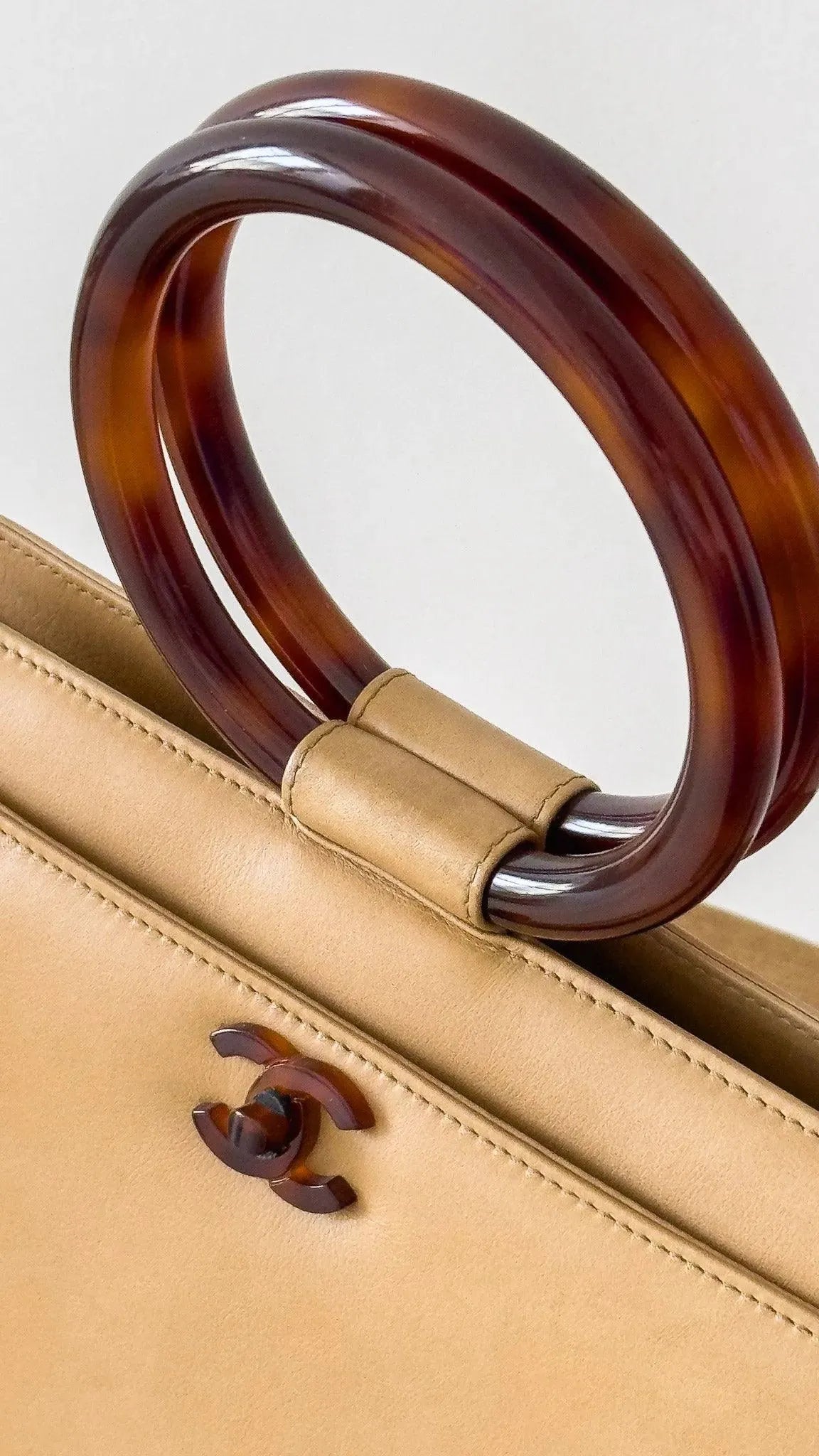 Chanel - Sac à main en cuir beige et écailles de tortue - Atelier Victor Paris - Vintage Watch Shop Dubai