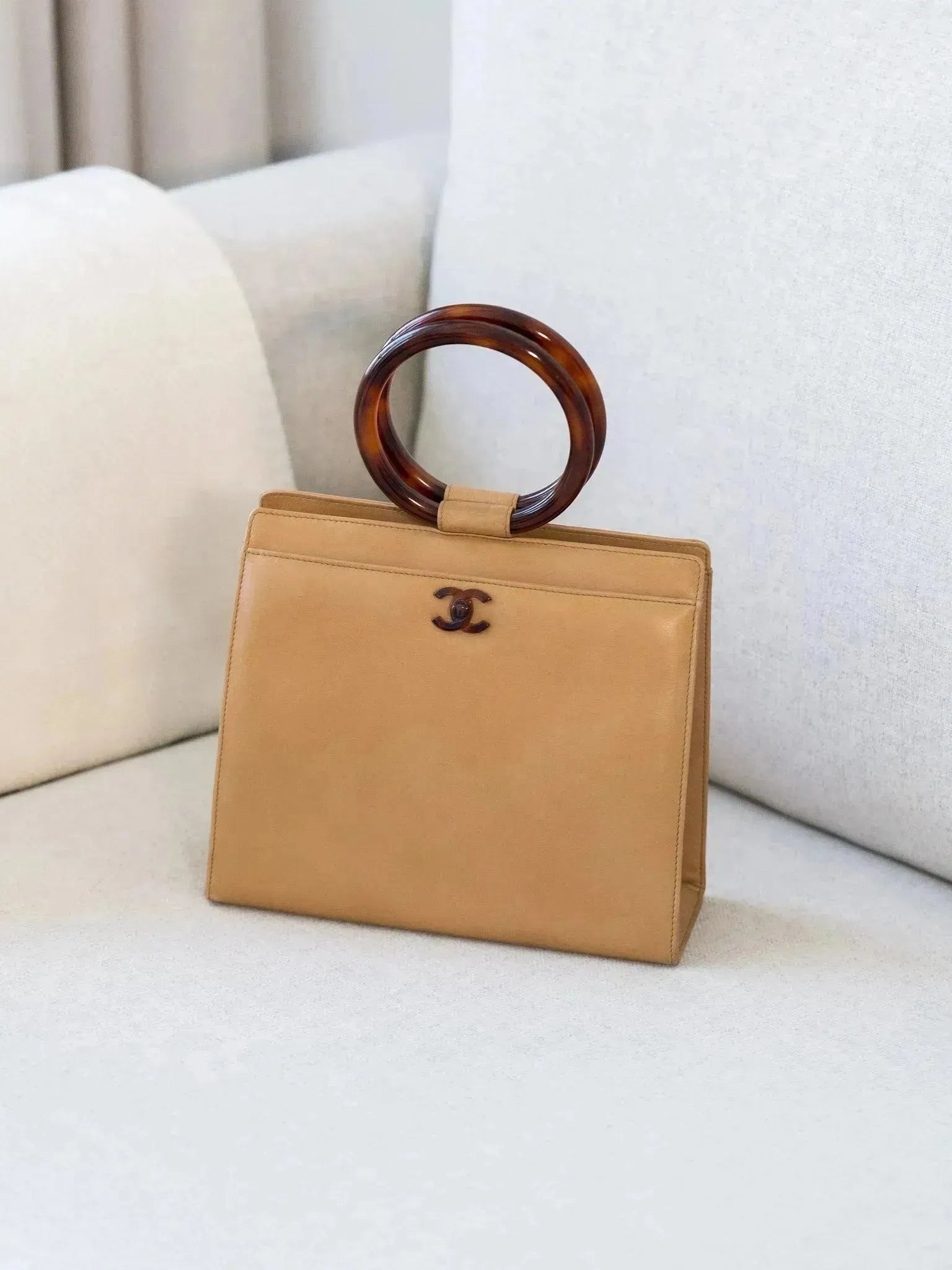 Chanel - Sac à main en cuir beige et écailles de tortue - Atelier Victor Paris - Vintage Watch Shop Dubai