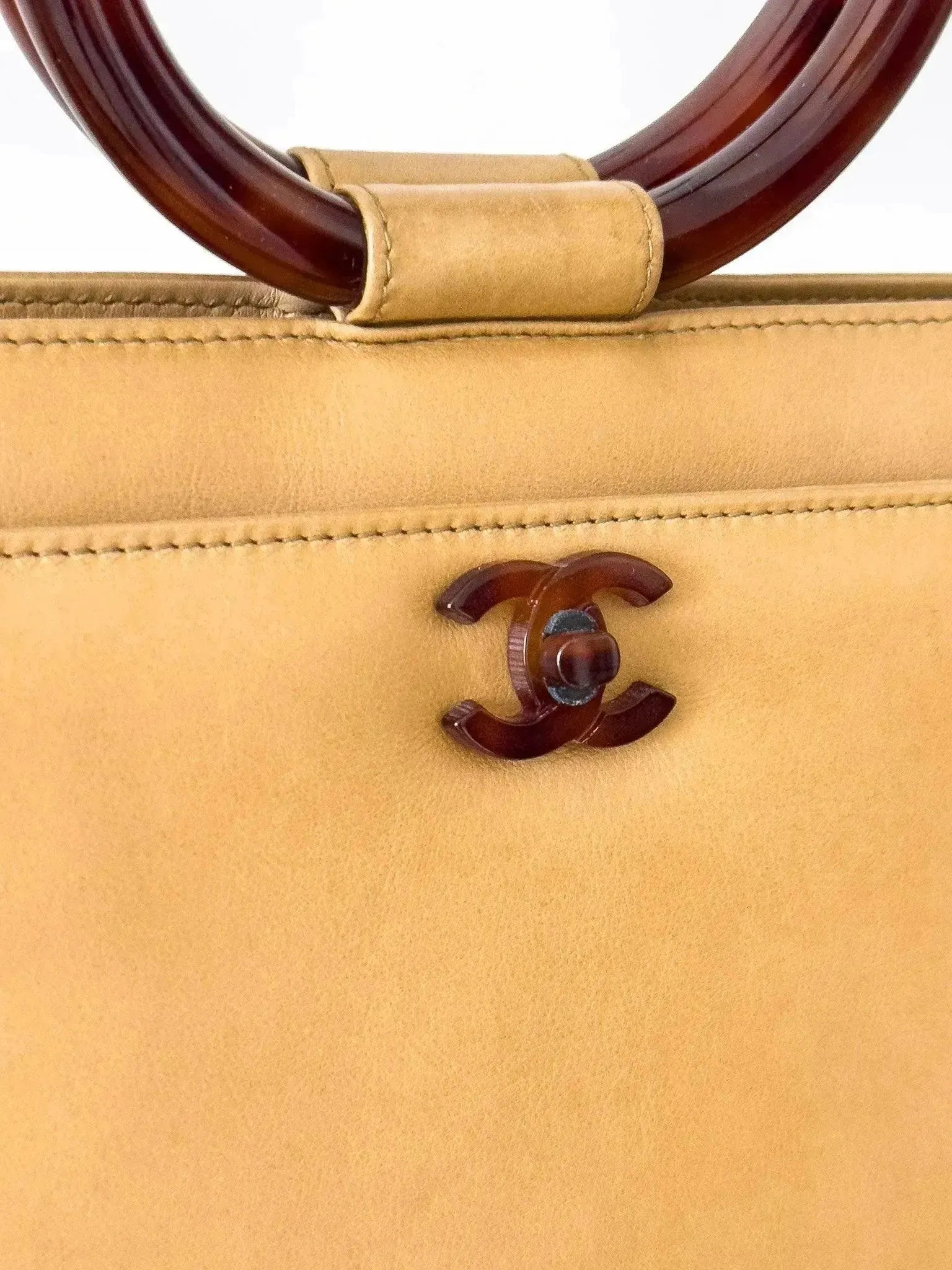 Chanel - Sac à main en cuir beige et écailles de tortue - Atelier Victor Paris - Vintage Watch Shop Dubai