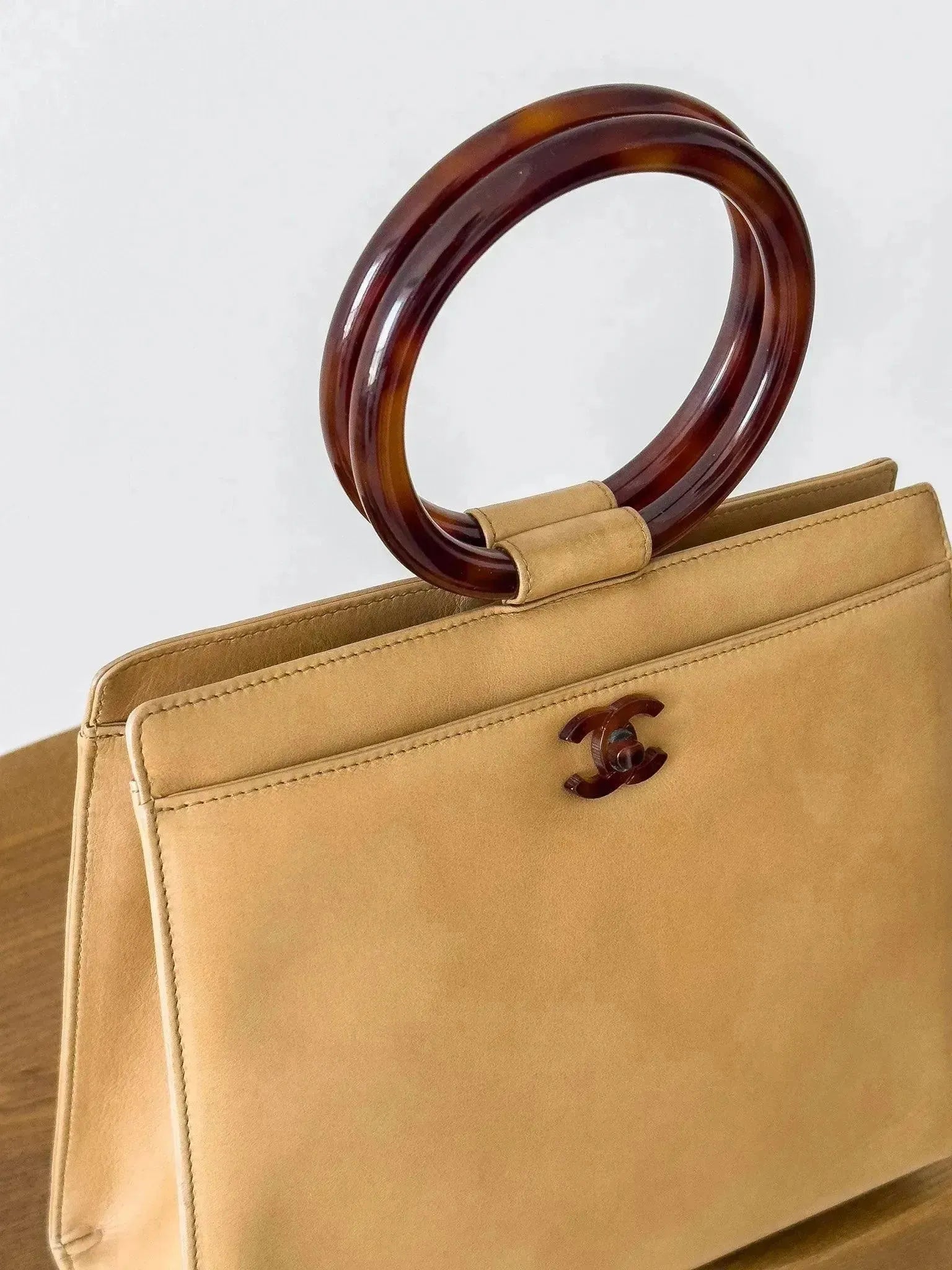 Chanel - Sac à main en cuir beige et écailles de tortue - Atelier Victor Paris - Vintage Watch Shop Dubai