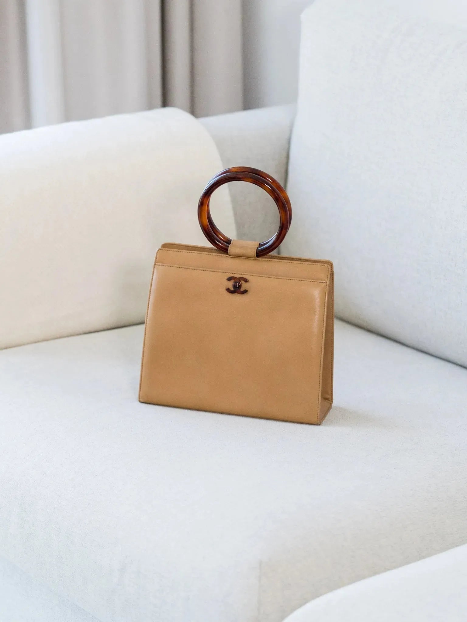 Chanel - Sac à main en cuir beige et écailles de tortue - Atelier Victor Paris - Vintage Watch Shop Dubai