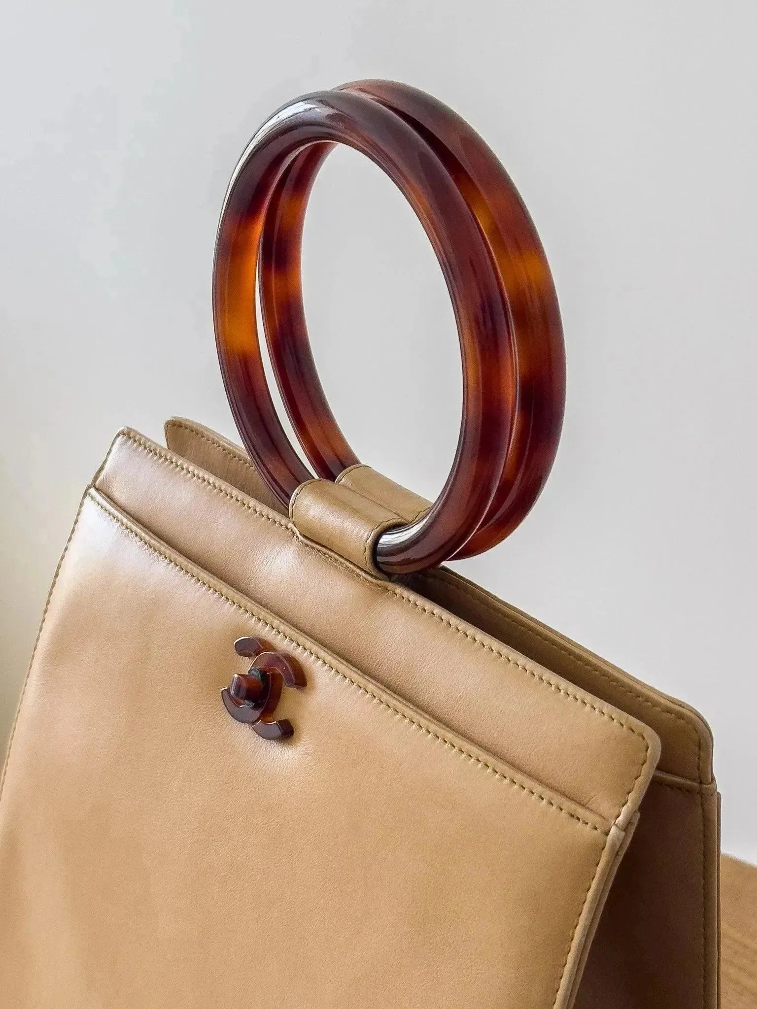 Chanel - Sac à main en cuir beige et écailles de tortue - Atelier Victor Paris - Vintage Watch Shop Dubai