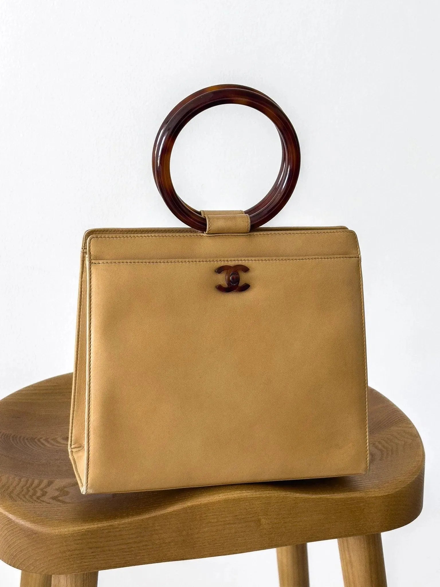 Chanel - Sac à main en cuir beige et écailles de tortue - Atelier Victor Paris - Vintage Watch Shop Dubai