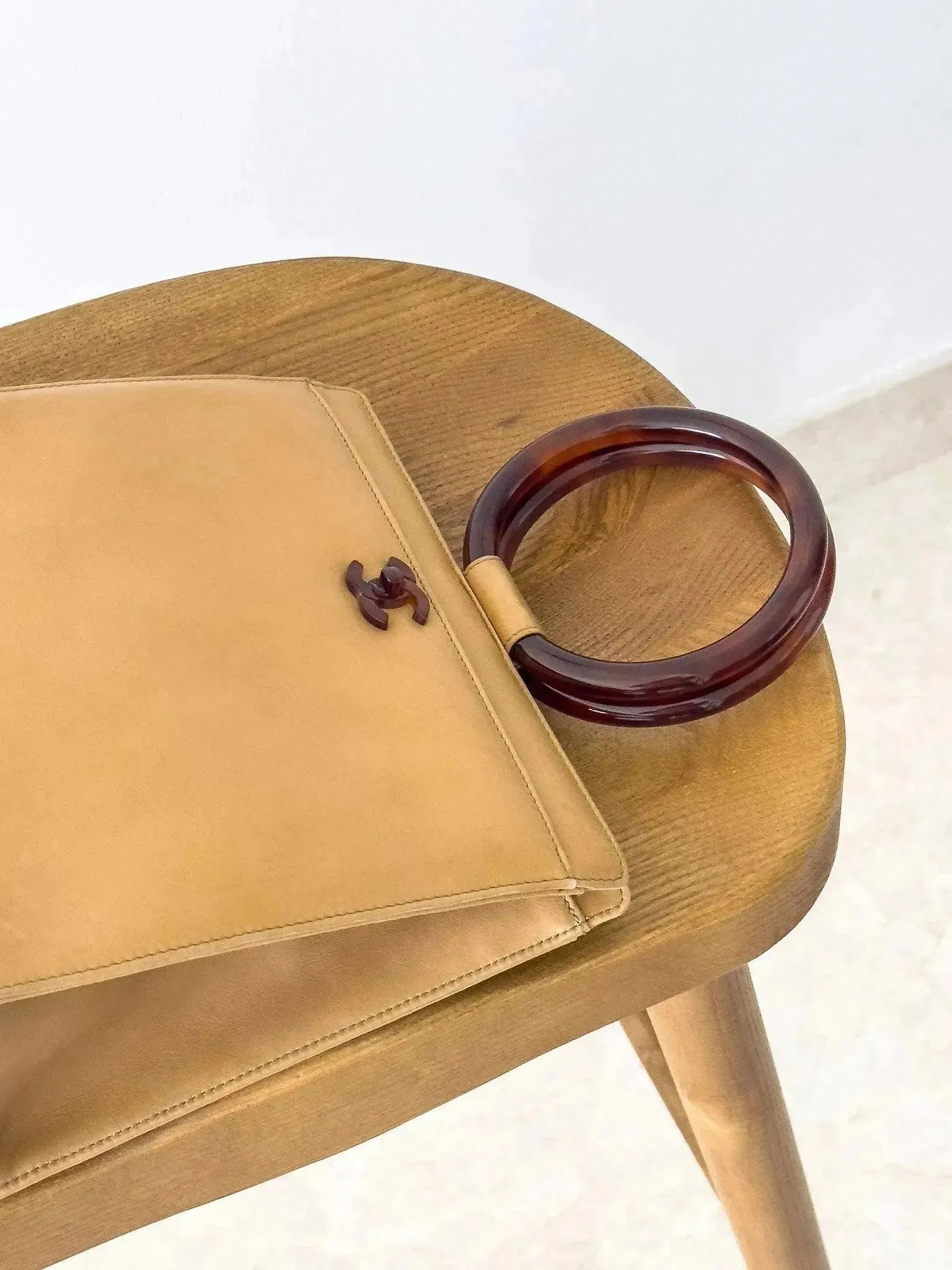 Chanel - Sac à main en cuir beige et écailles de tortue - Atelier Victor Paris - Vintage Watch Shop Dubai