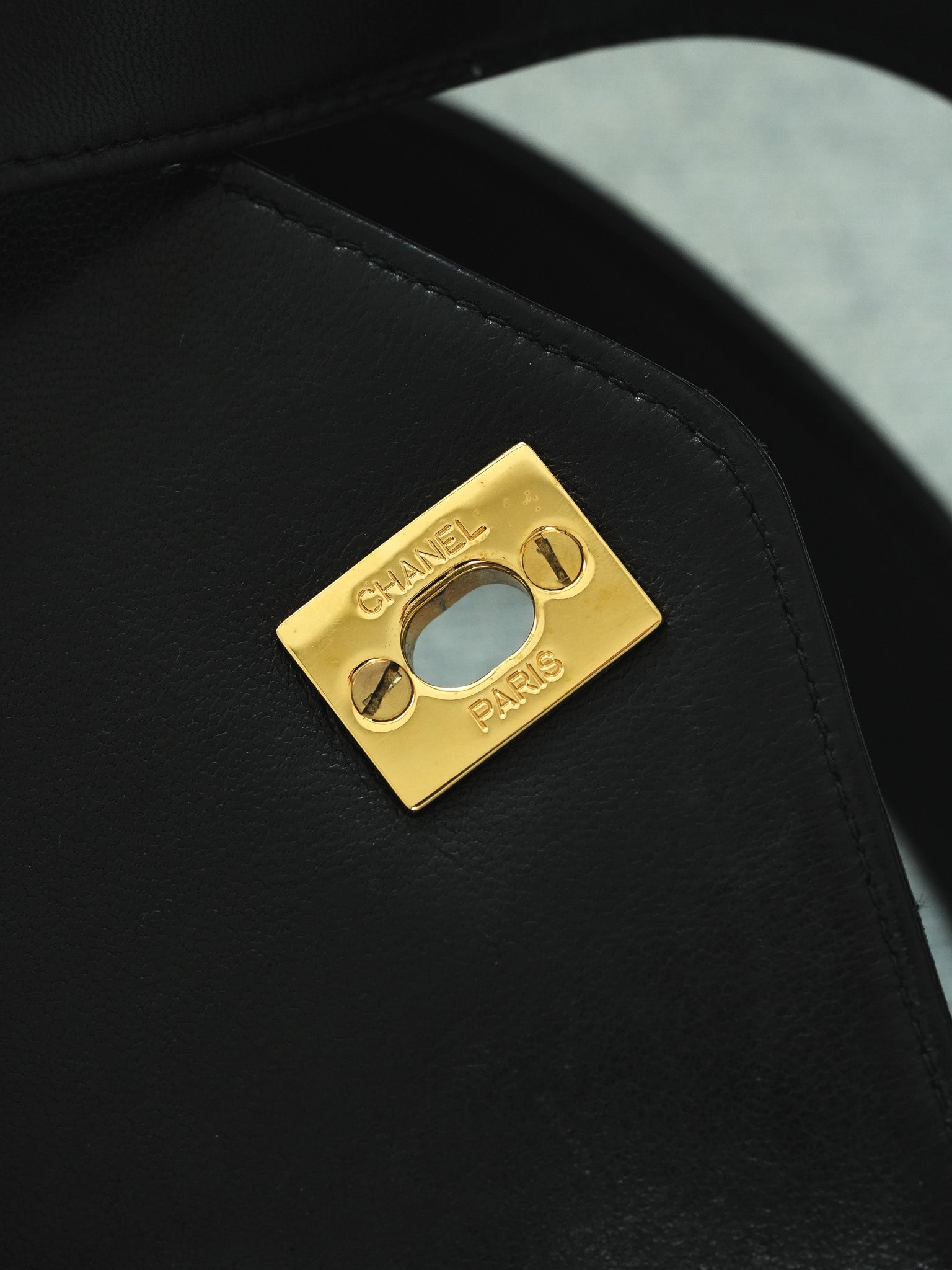 Chanel Sac à Main Top Handle Matelassé Noir Vintage 1996 - Atelier Victor