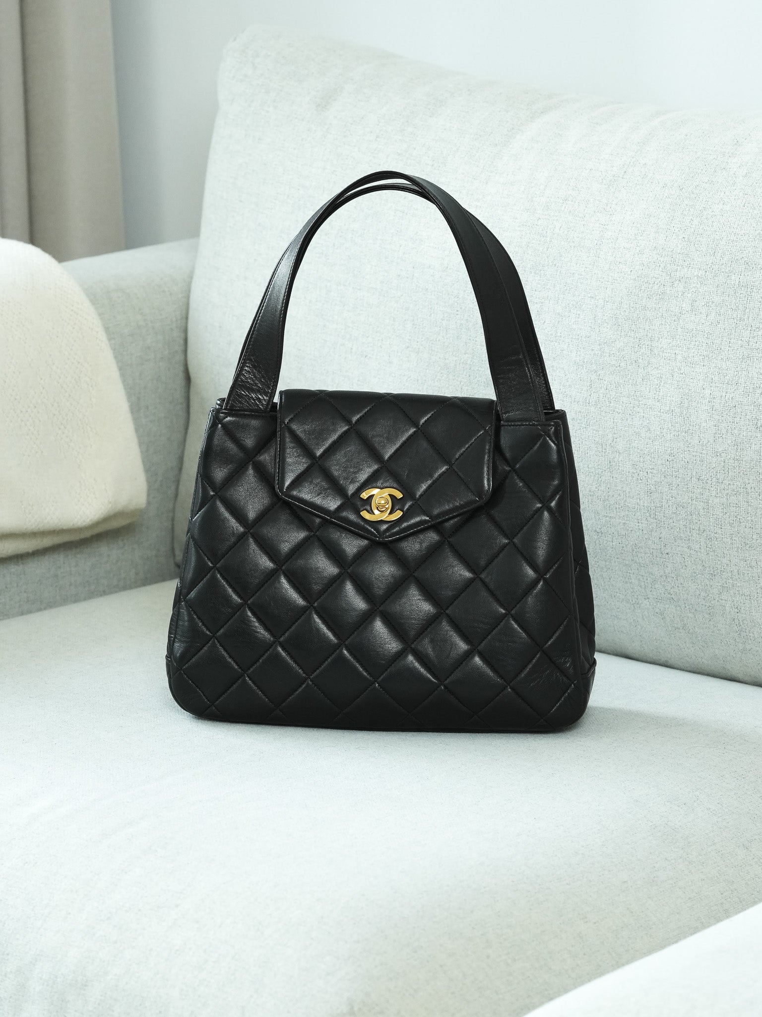 Chanel Sac à Main Top Handle Matelassé Noir Vintage 1996 - Atelier Victor