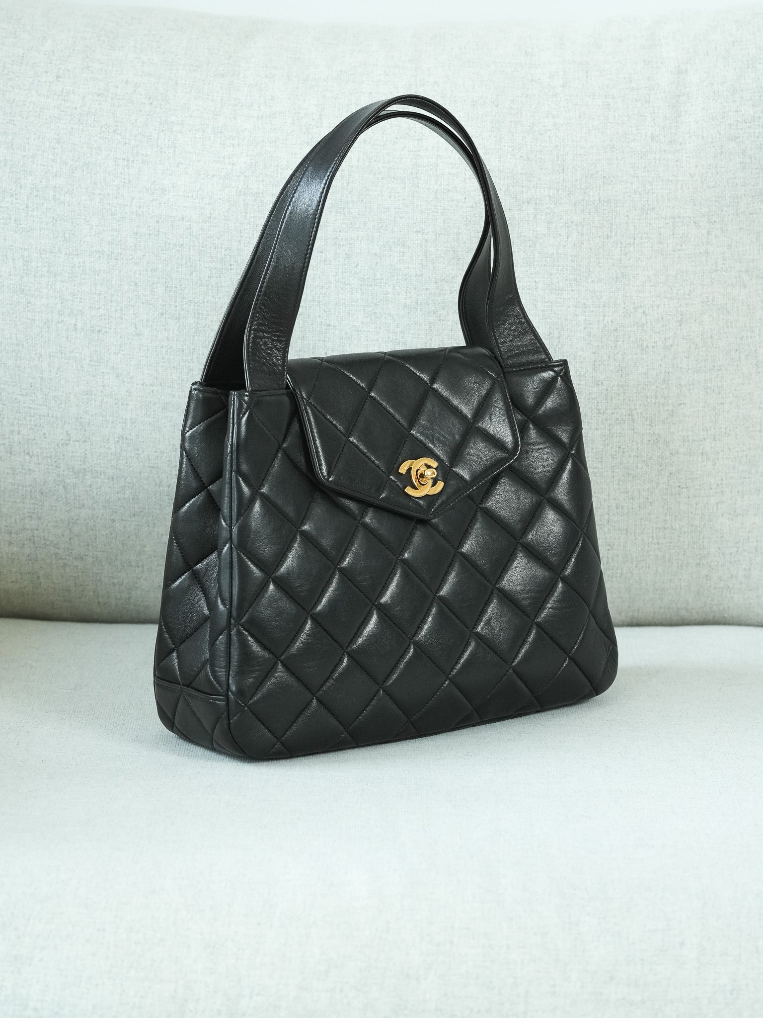 Chanel Sac à Main Top Handle Matelassé Noir Vintage 1996 - Atelier Victor