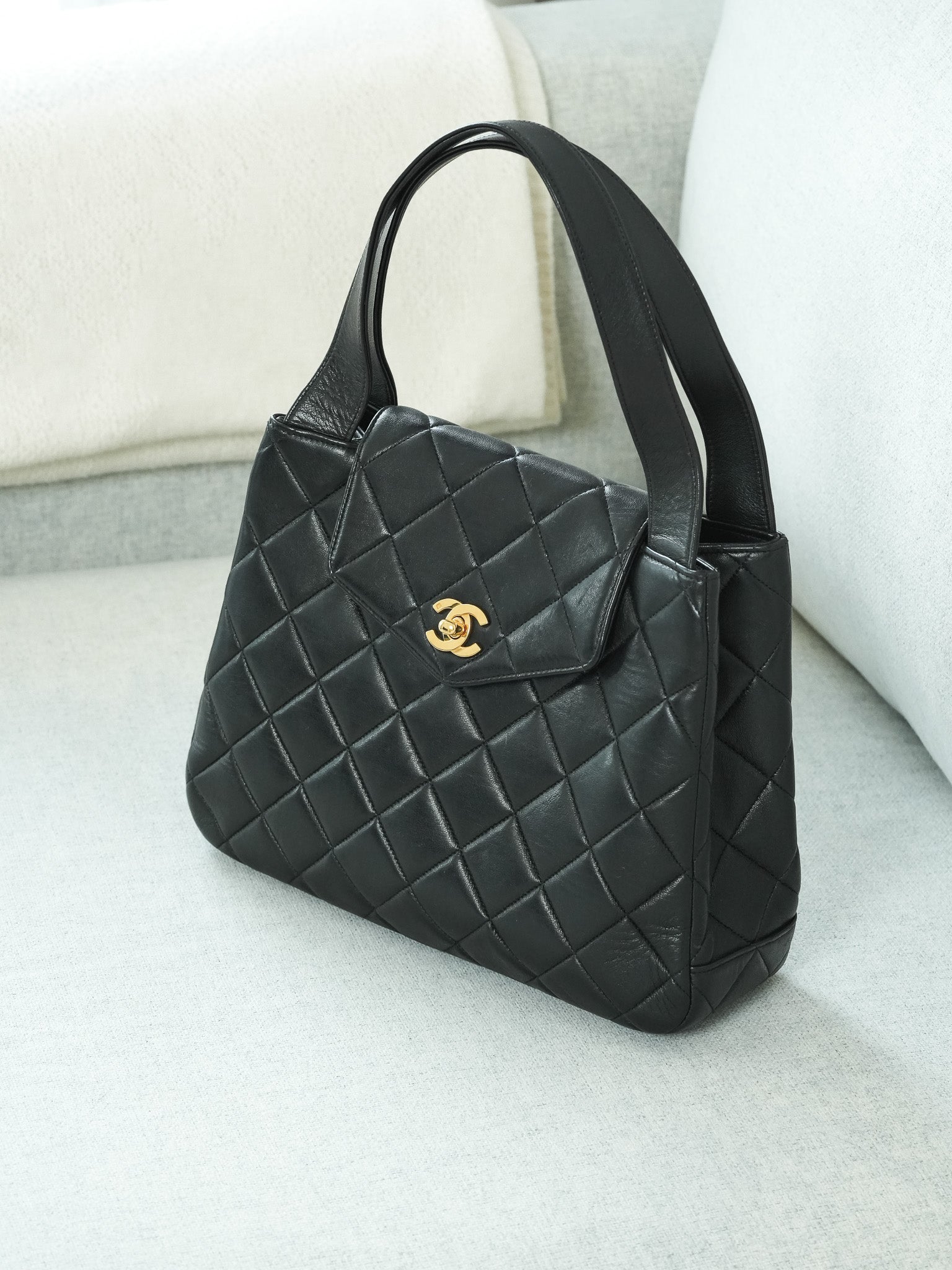 Chanel Sac à Main Top Handle Matelassé Noir Vintage 1996 - Atelier Victor