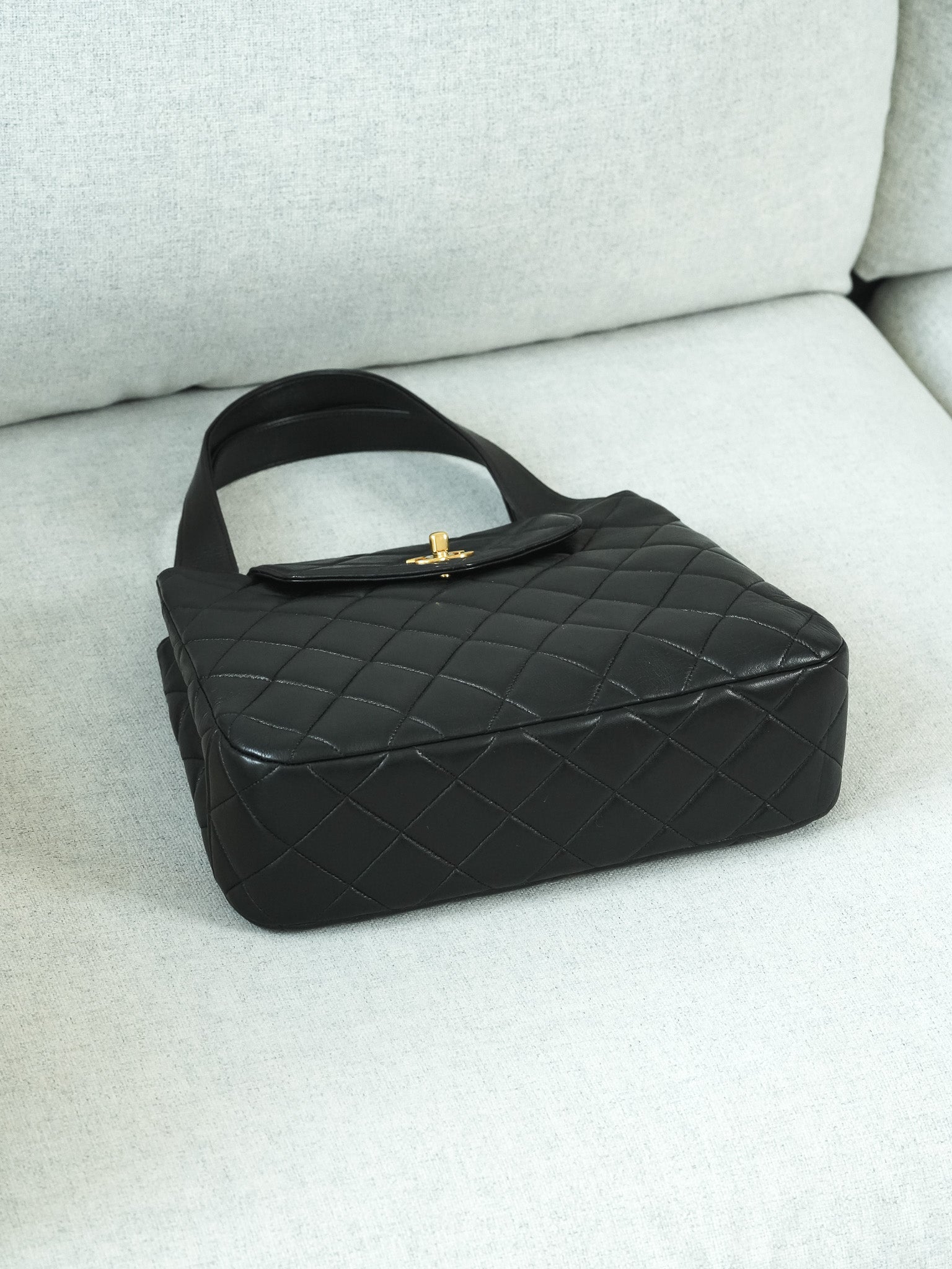 Chanel Sac à Main Top Handle Matelassé Noir Vintage 1996 - Atelier Victor