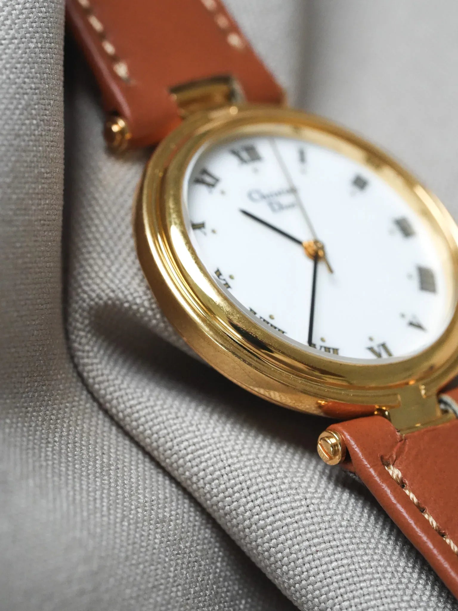 Christian Dior - Ronde cornes centrales cadran blanc - 1990s - Atelier Victor