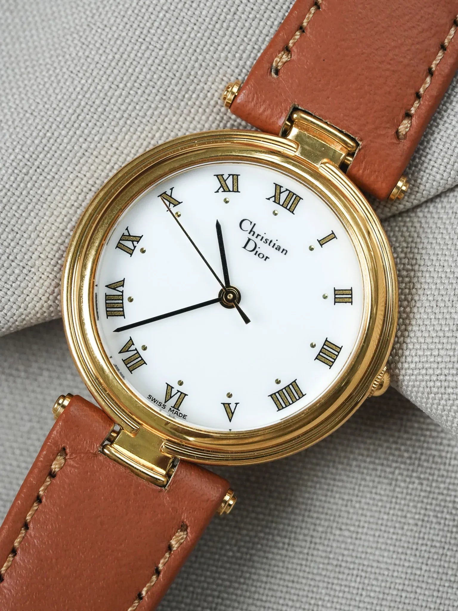 Christian Dior - Ronde cornes centrales cadran blanc - 1990s - Atelier Victor