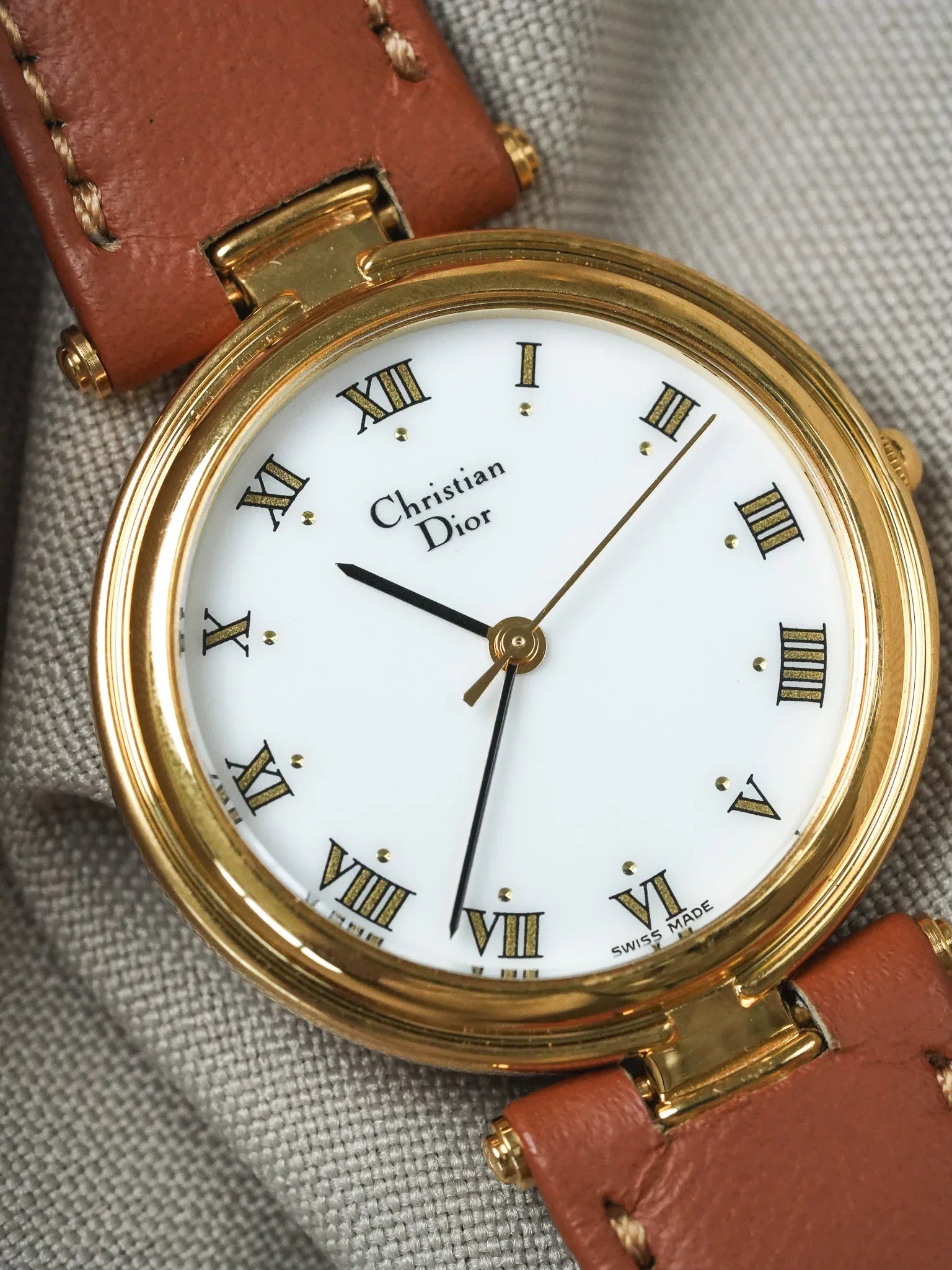 Christian Dior - Ronde cornes centrales cadran blanc - 1990s - Atelier Victor