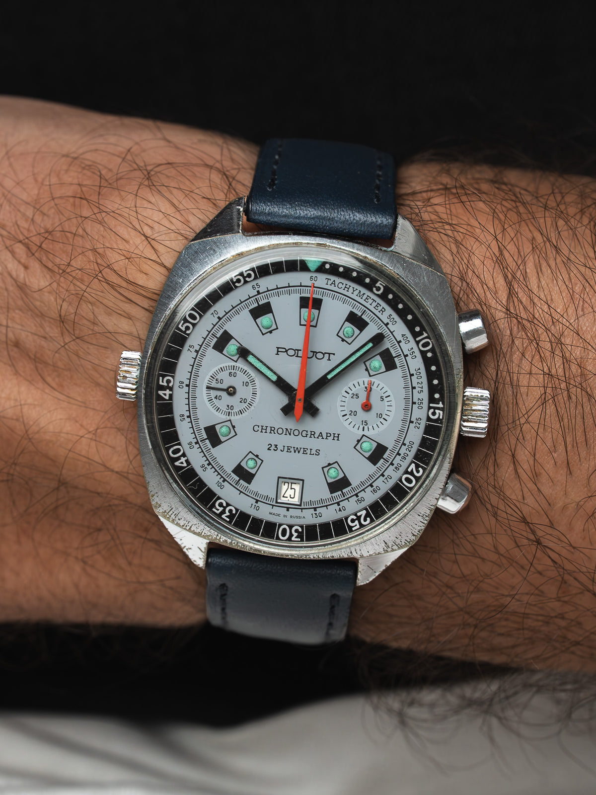 Montre Poljot Chronograph vintage en acier, cadran gris et bracelet cuir bleu au poignet