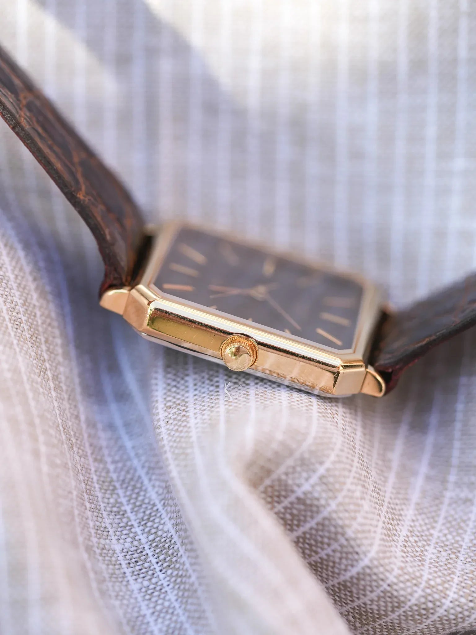 Citizen - Carré Chocolat Tapisserie Or - NOS - 1980s - Atelier Victor