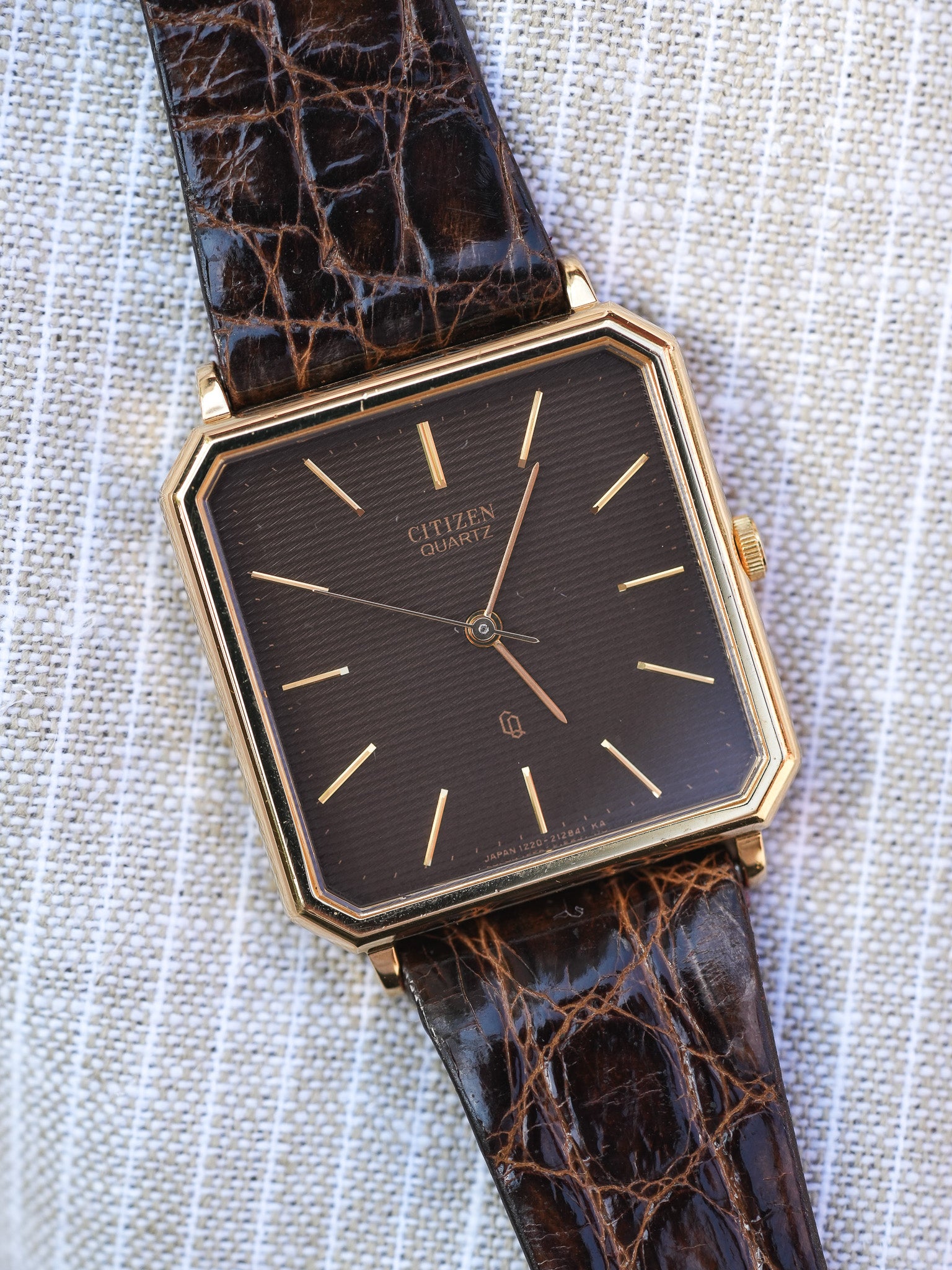 Citizen - Carré Chocolat Tapisserie Or - NOS - 1980s - Atelier Victor - Vintage  Shop