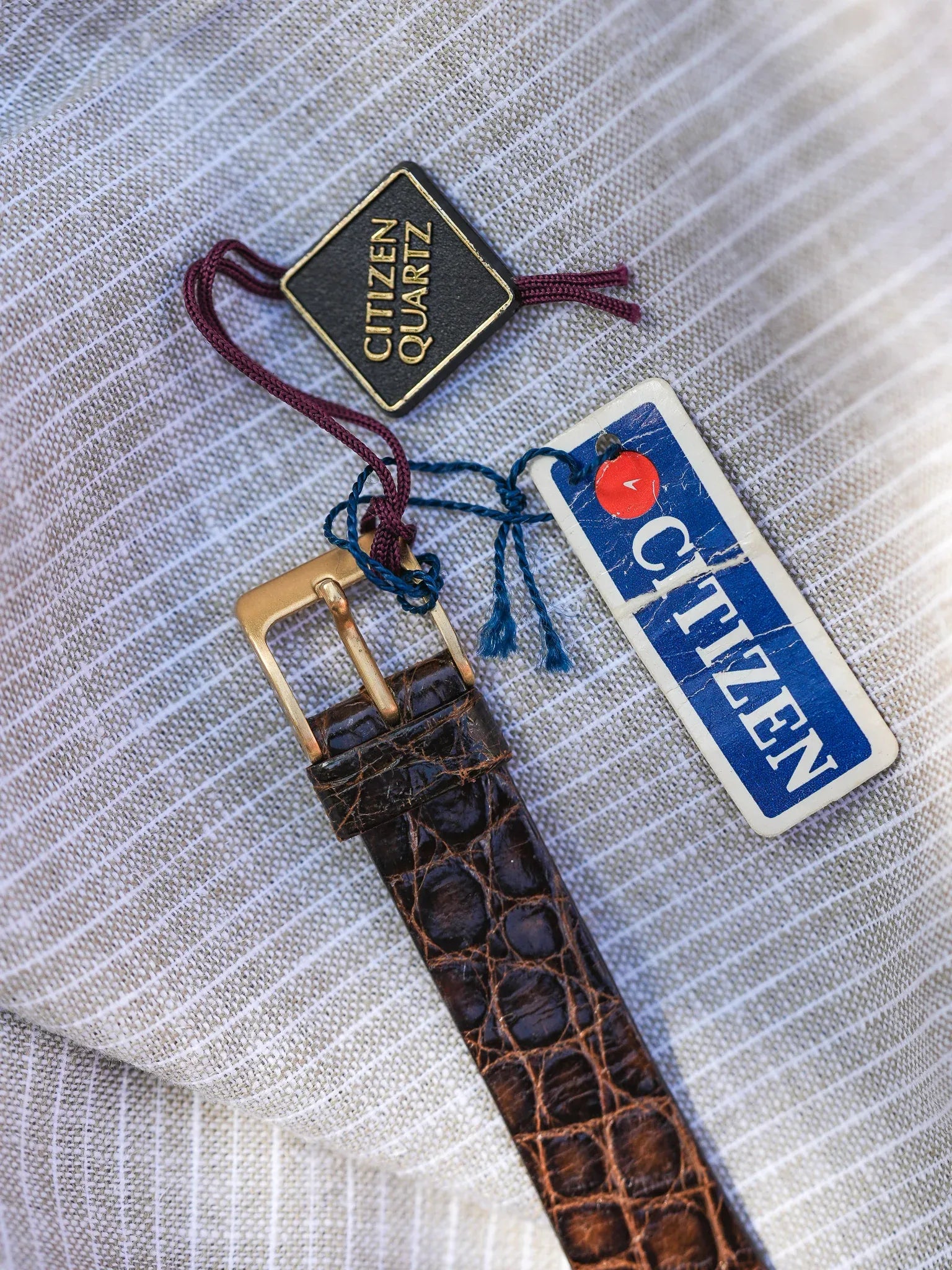Citizen - Carré Chocolat Tapisserie Or - NOS - 1980s - Atelier Victor - Vintage  Shop