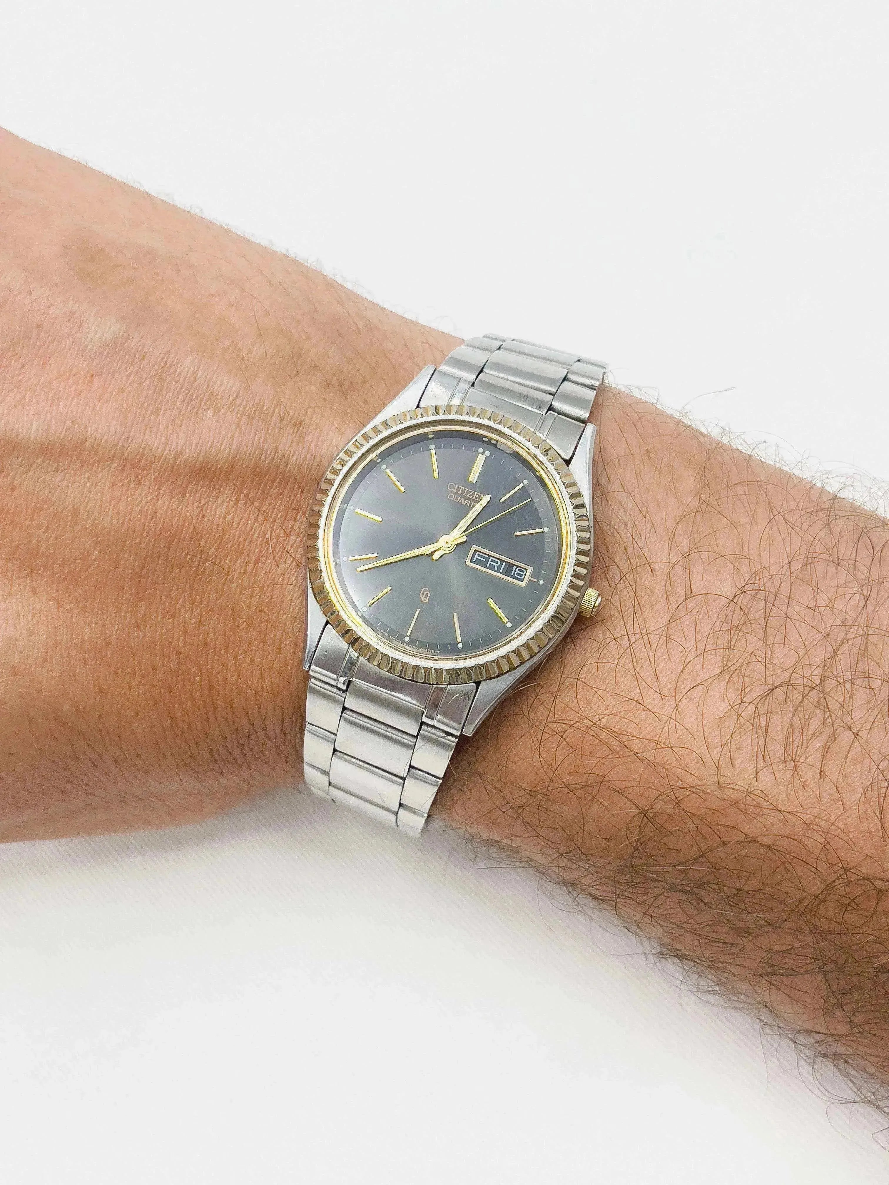 Citizen - Daydate Cadran noir Lunette cannelée - 1986 - Atelier Victor Paris - Vintage Watch Shop Dubai