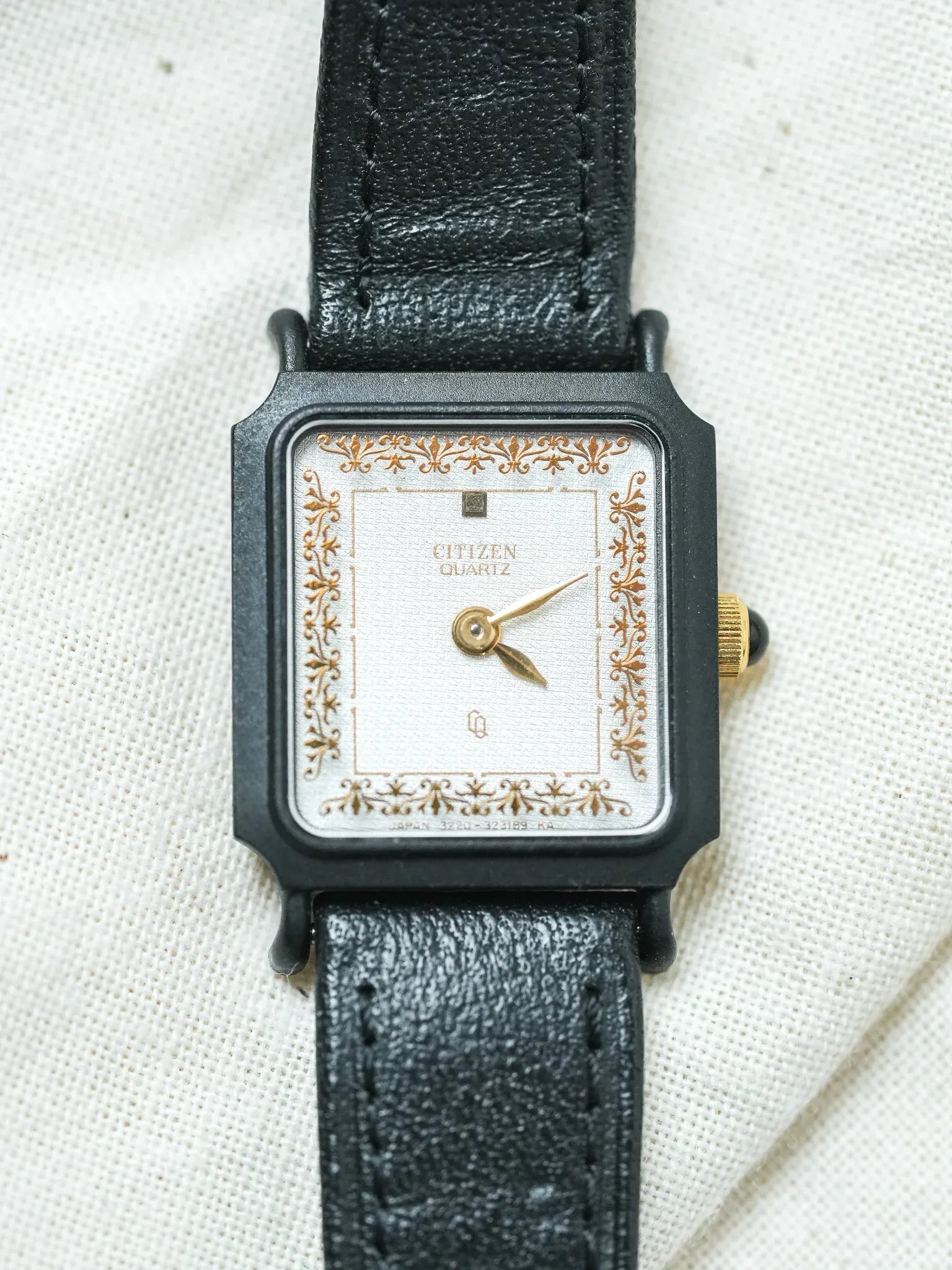 Citizen - Mini Tank PVD Noir Cadran blanc tapissé Dorures Or - NOS - 1980s - Atelier Victor